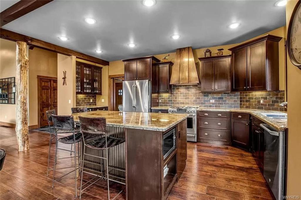 Luxurious Chalet! Hot-tub, Bonfire & Ideal Location for Skiing & Town view 4