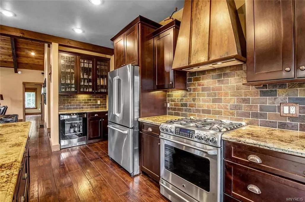 Luxurious Chalet! Hot-tub, Bonfire & Ideal Location for Skiing & Town view 5