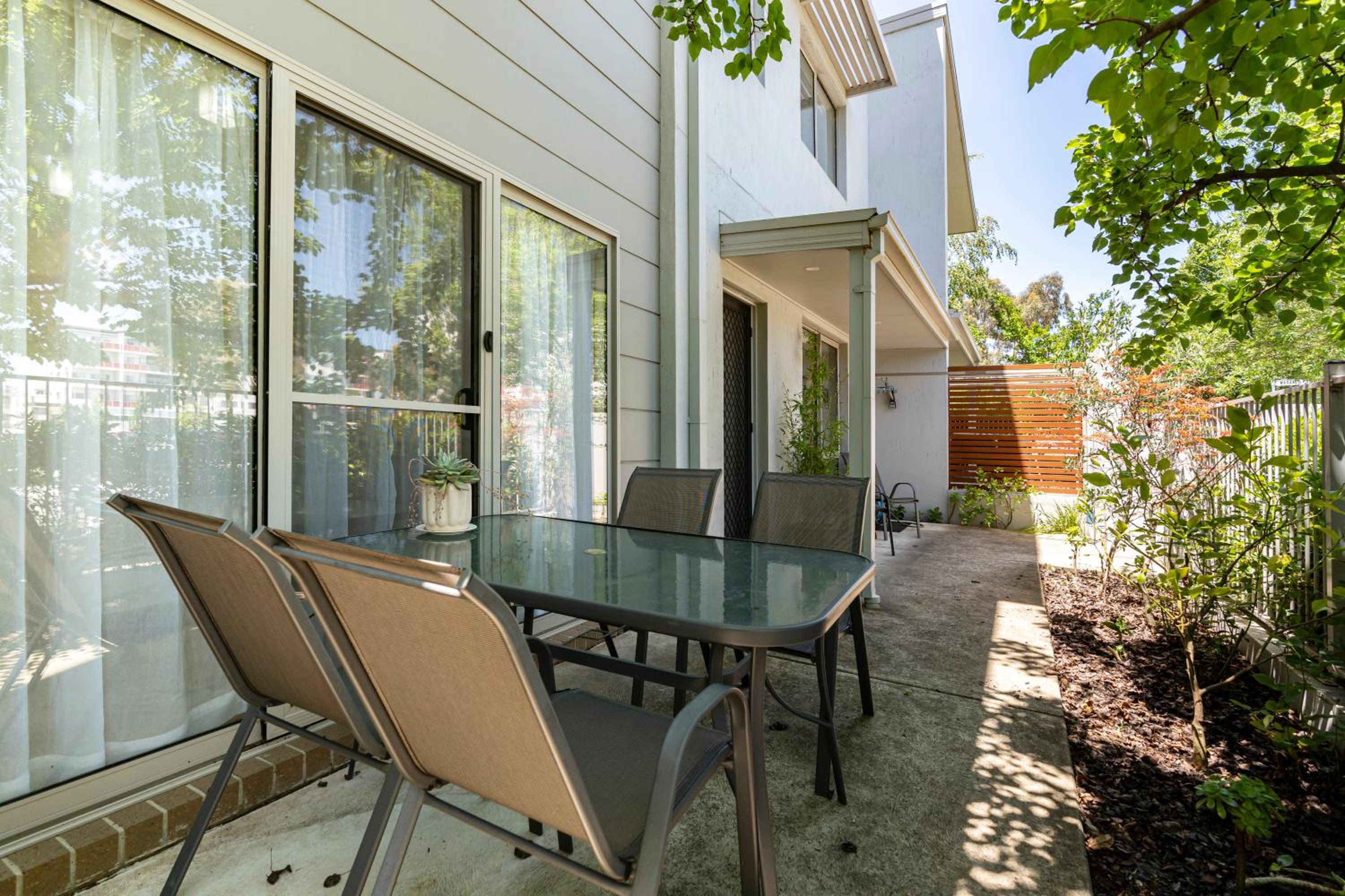 Stylish & Modern Townhouse in Canberra