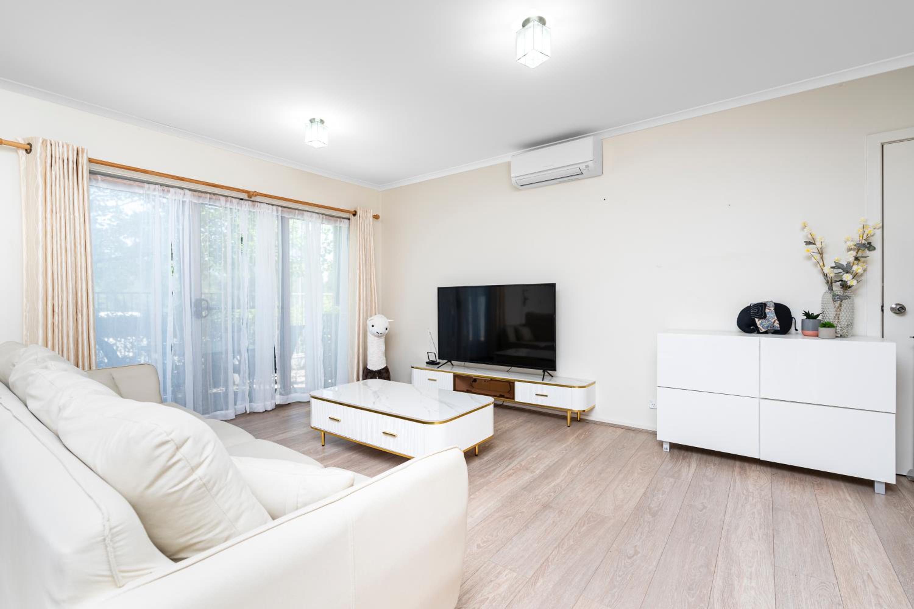 Stylish & Modern Townhouse in Canberra