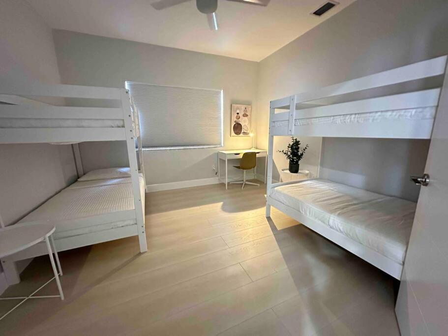 Cozy 4Bed Home in Calle 8