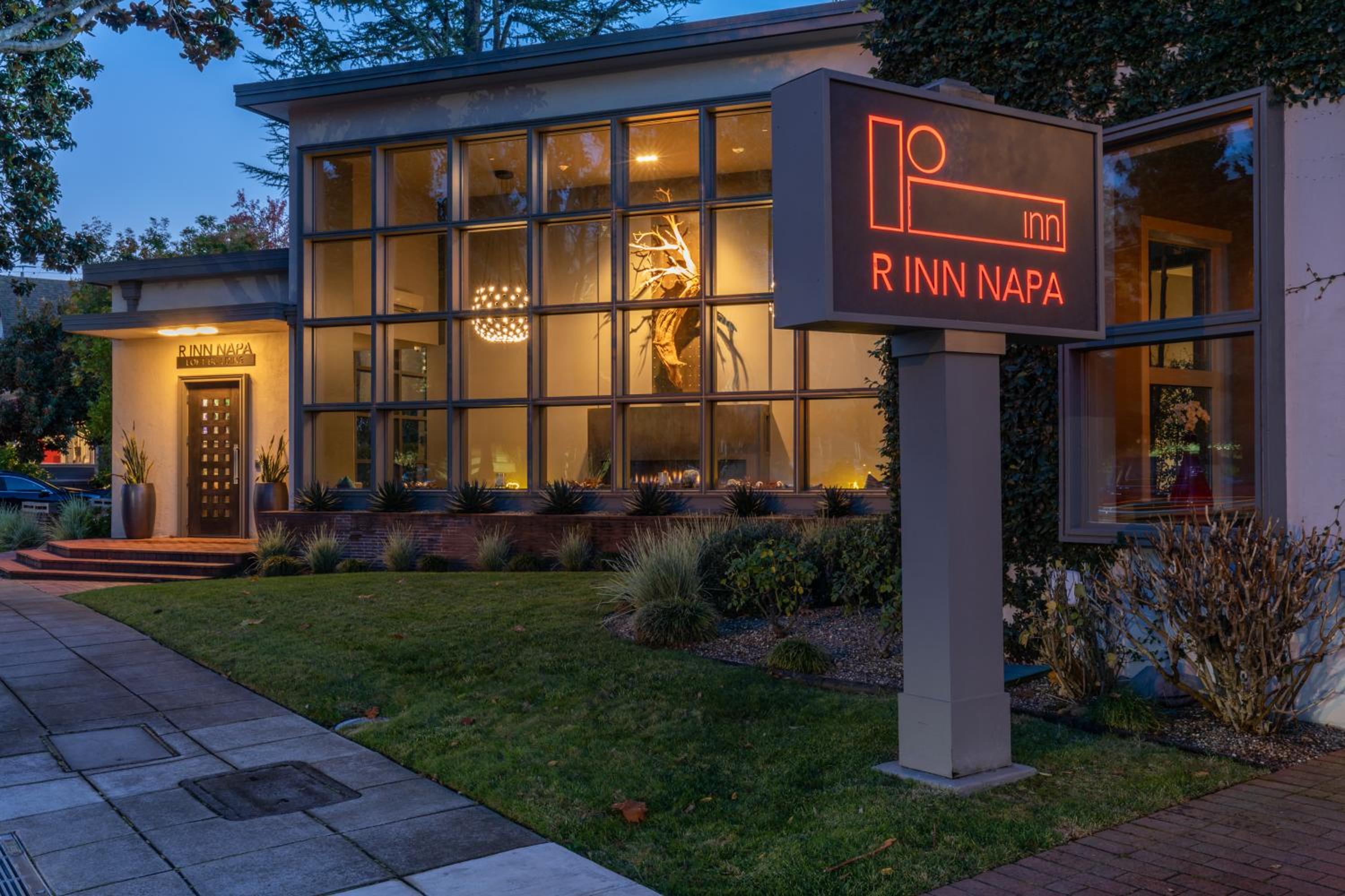 Maui Vacations - R Inn Napa - Property Image 18