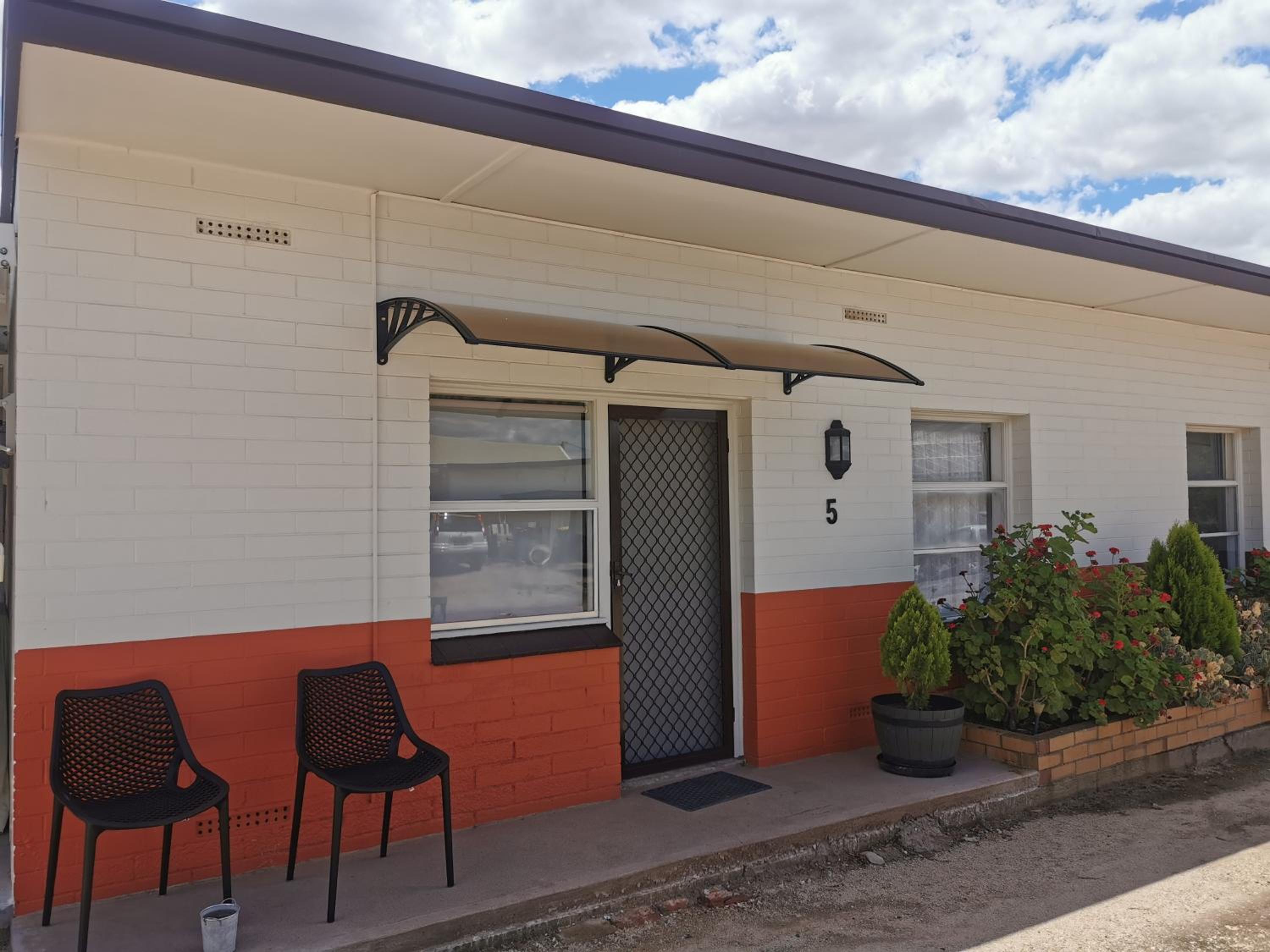 Kimba Units - Better than a motel room - spacious & self contained