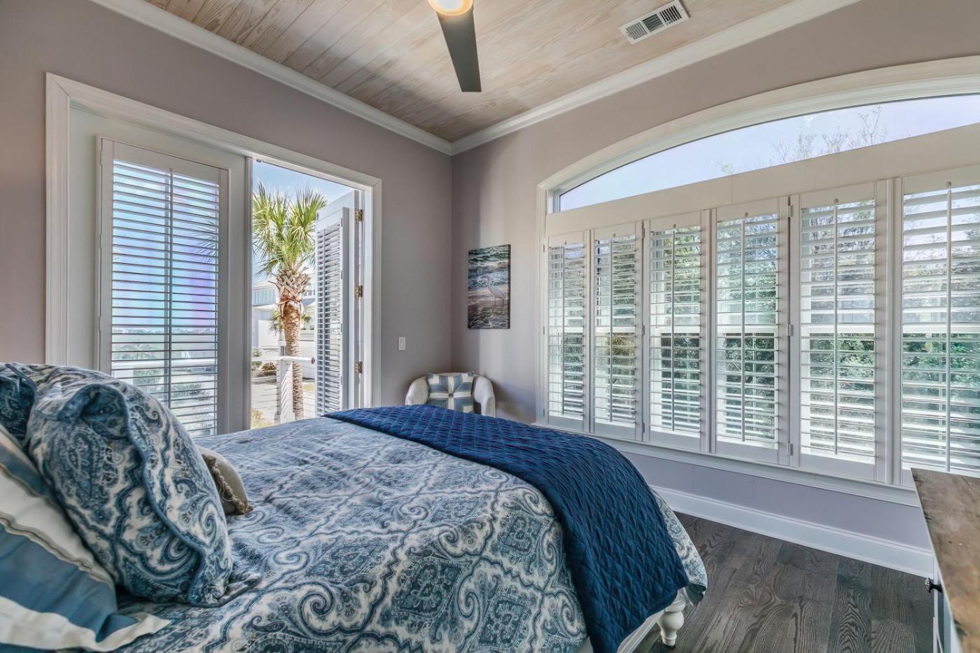 Pristine New Listing! Golf Cart Included in Harbour Key view 4