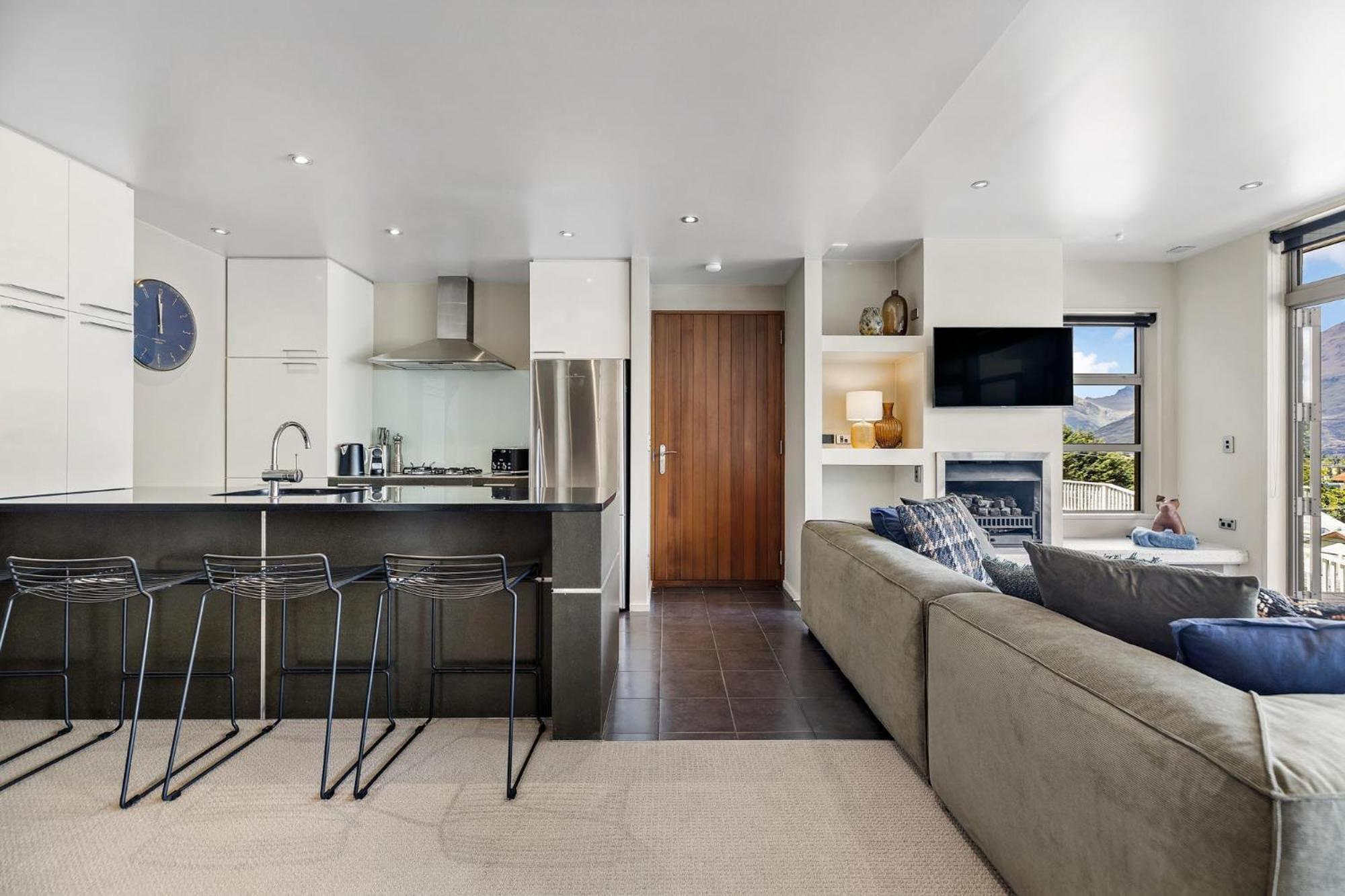 Vailmont Villa, Central Queenstown view 3