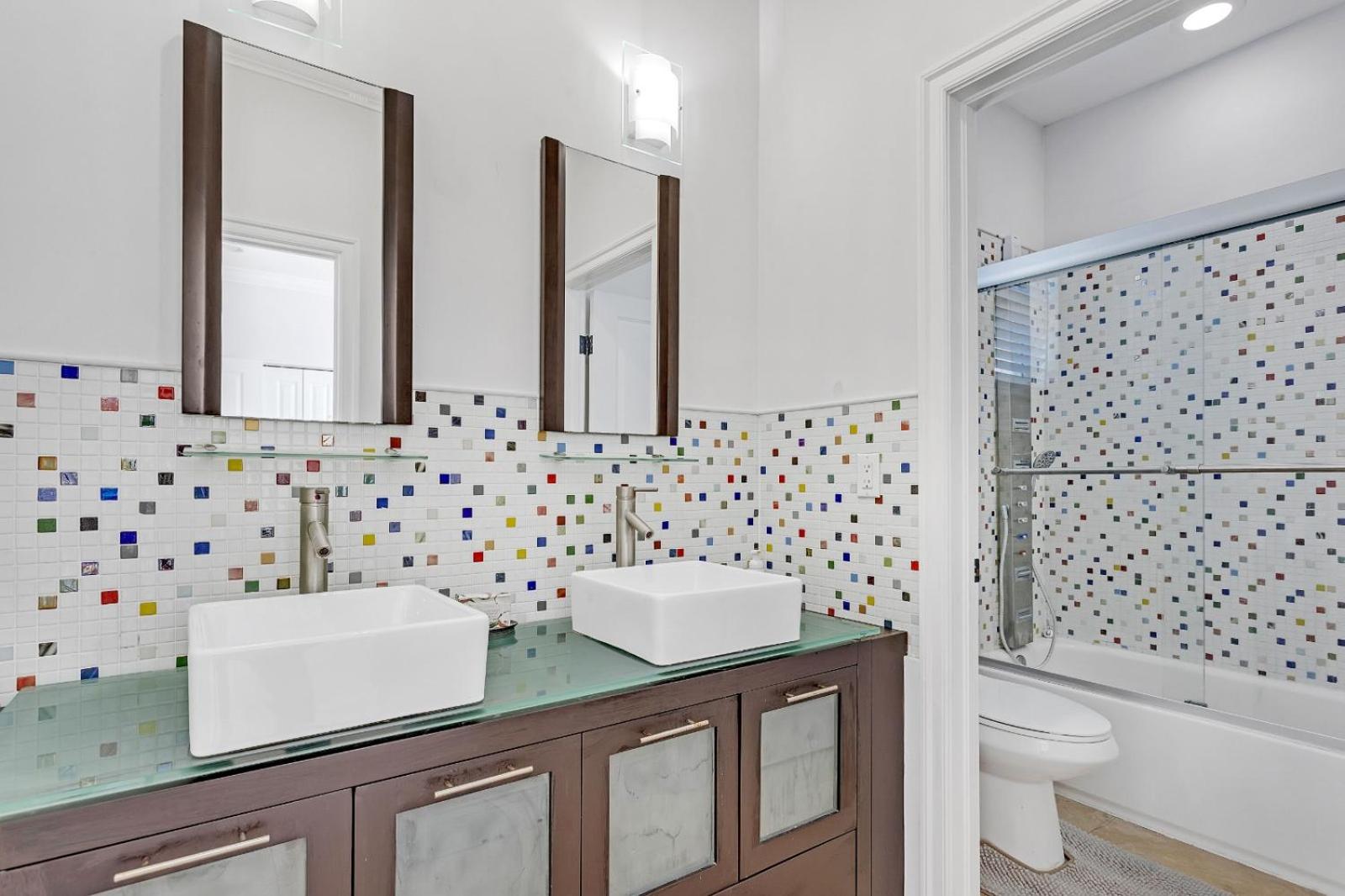 Luxury villa Miami pool/near aiport, beach,club, shopping view 4