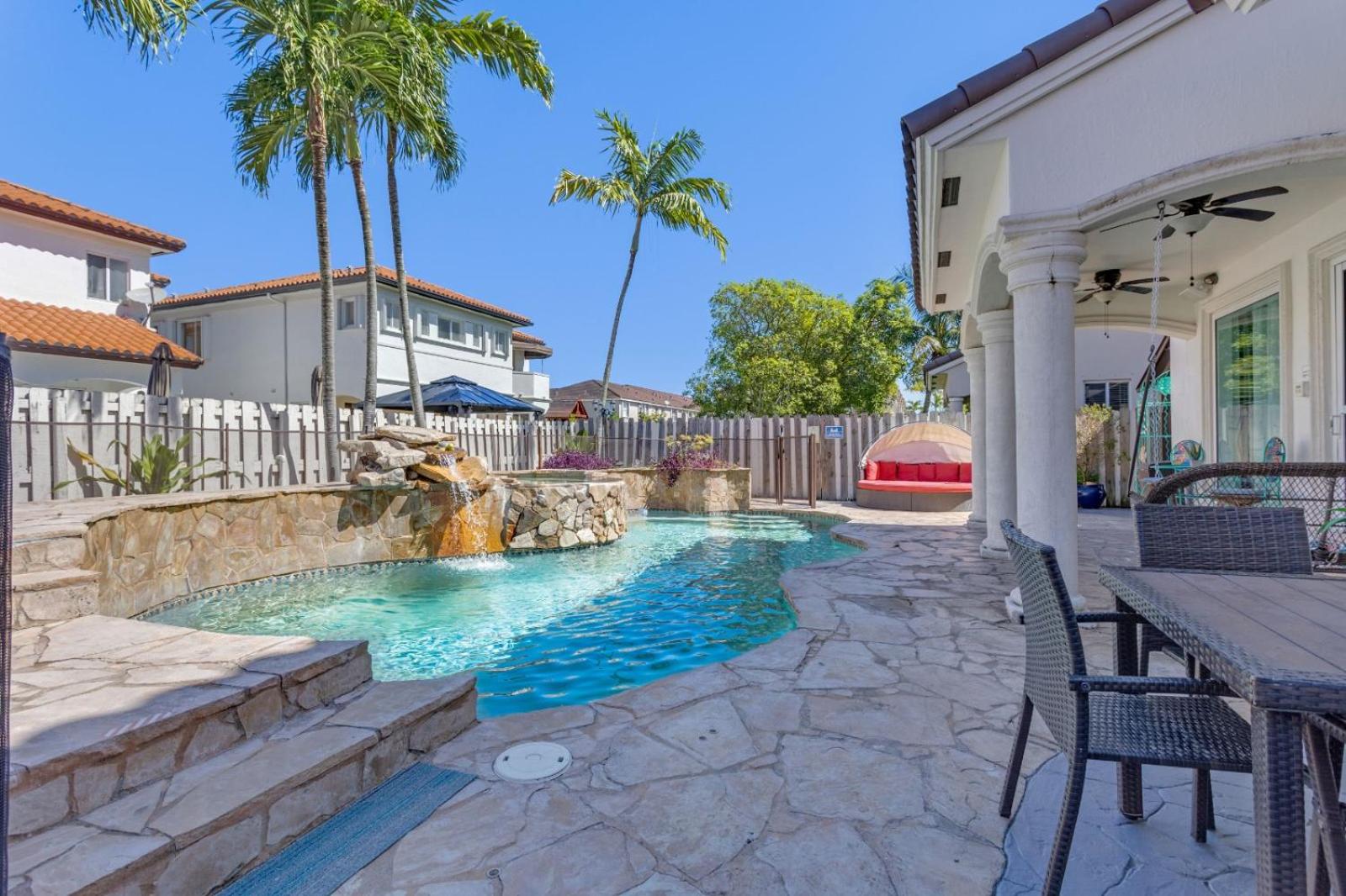 Luxury villa Miami pool/near aiport, beach,club, shopping view 5