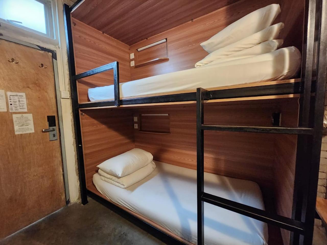 Chinatown Hostel by Mingle - Rooftop Private Jacuzzi with Bar