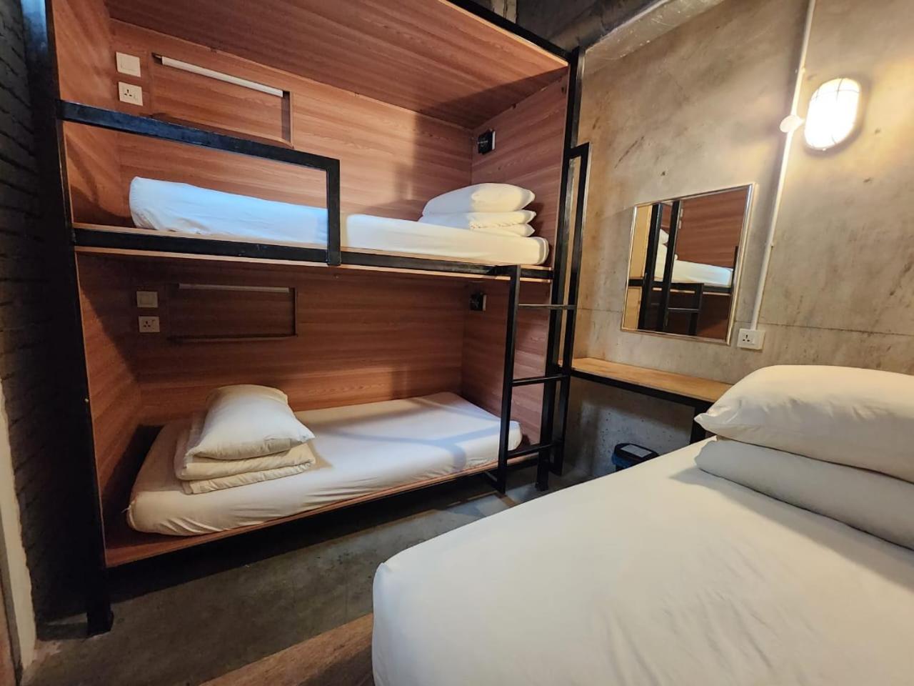Chinatown Hostel by Mingle - Rooftop Private Jacuzzi with Bar