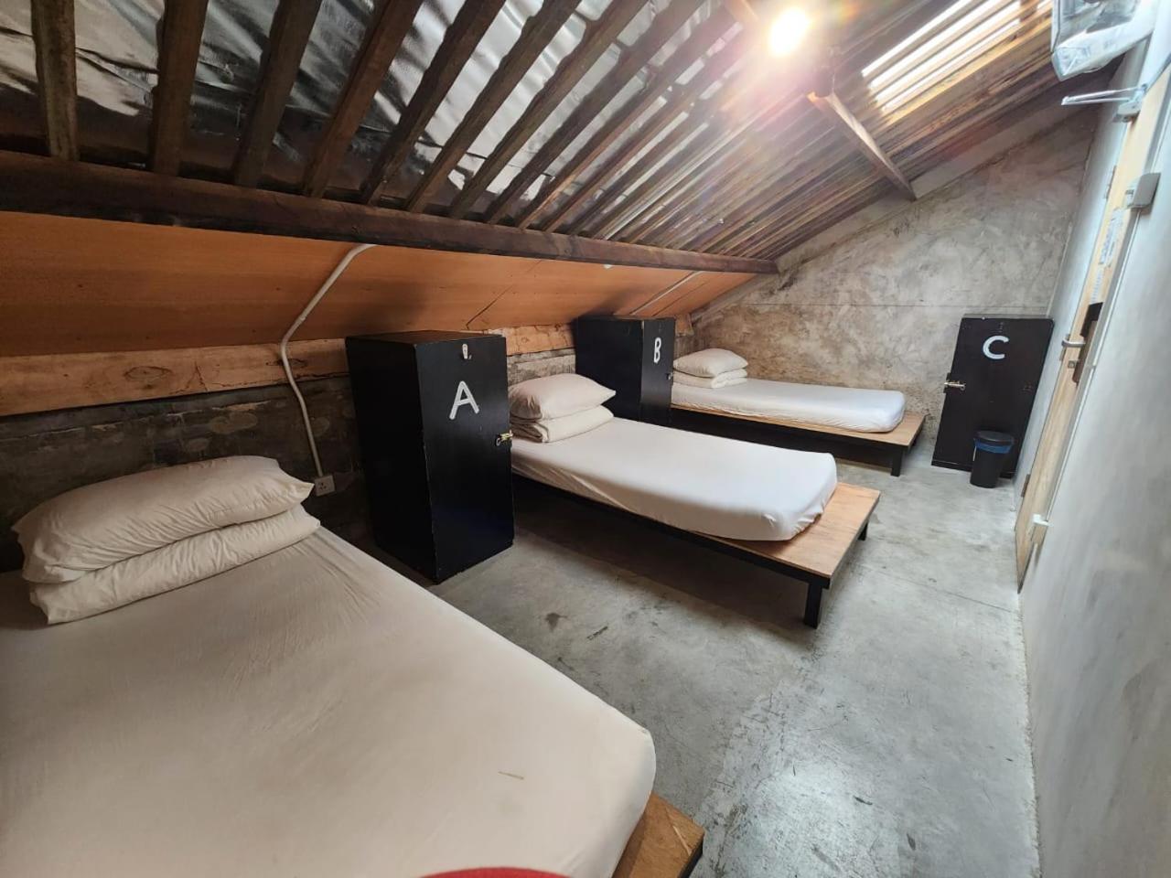 Chinatown Hostel by Mingle - Rooftop Private Jacuzzi with Bar