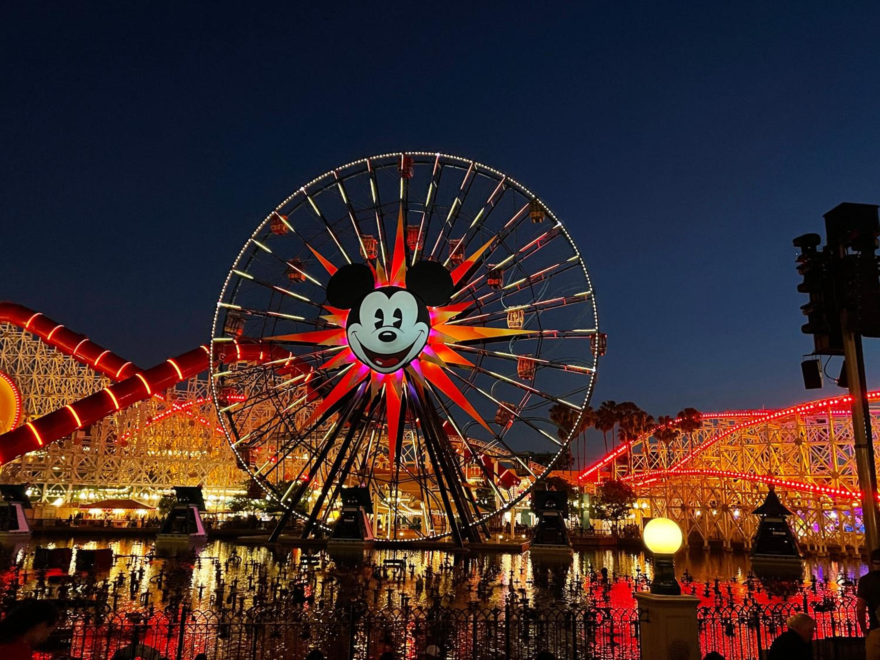 Orange County/Anaheim Vacations - MAGICAL Xcape, POOLS-SPA, WALK 2 DISNEY, CENTRAL AC-HEAT, FULLY EQUIPPED, 2 FREE PARKING SPACES, OWNER MGMT - Property Image 4