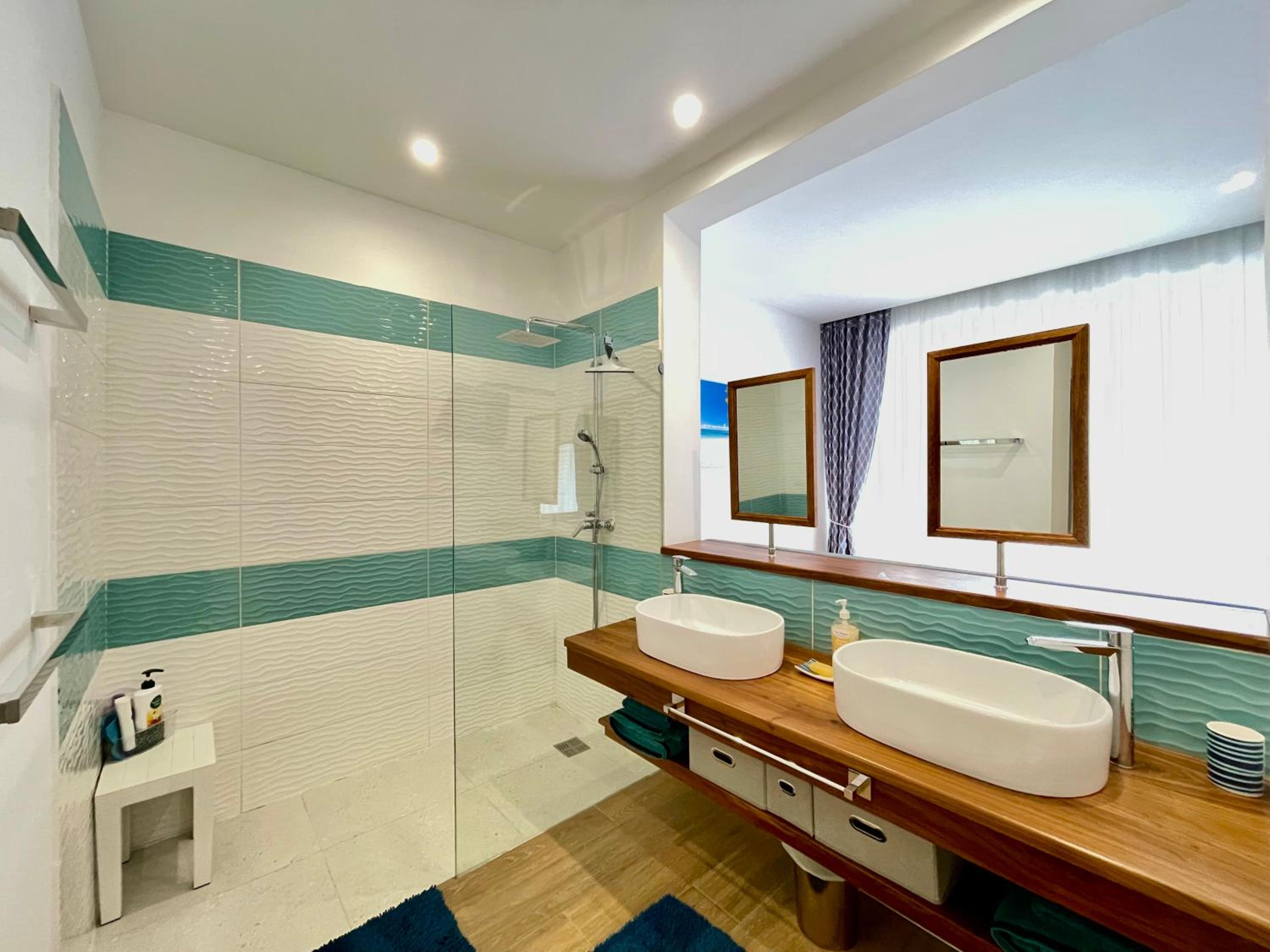 Appartement 2 chambres avec piscine, vue mer sur la baie view 4