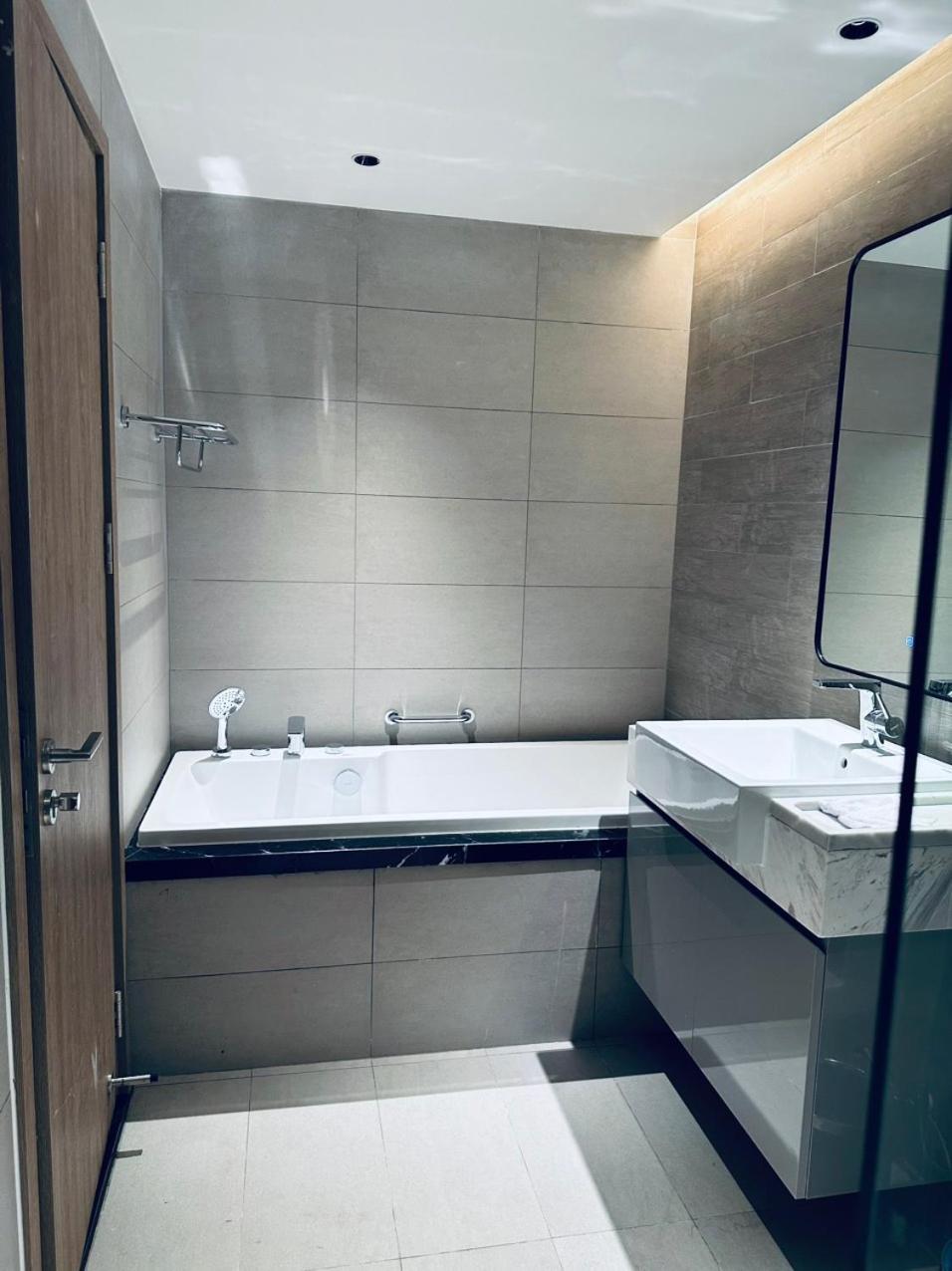 Cho thuê căn hộ cao cấp Diamond skyvila cao cấp 3pn2wc 1 gara oto