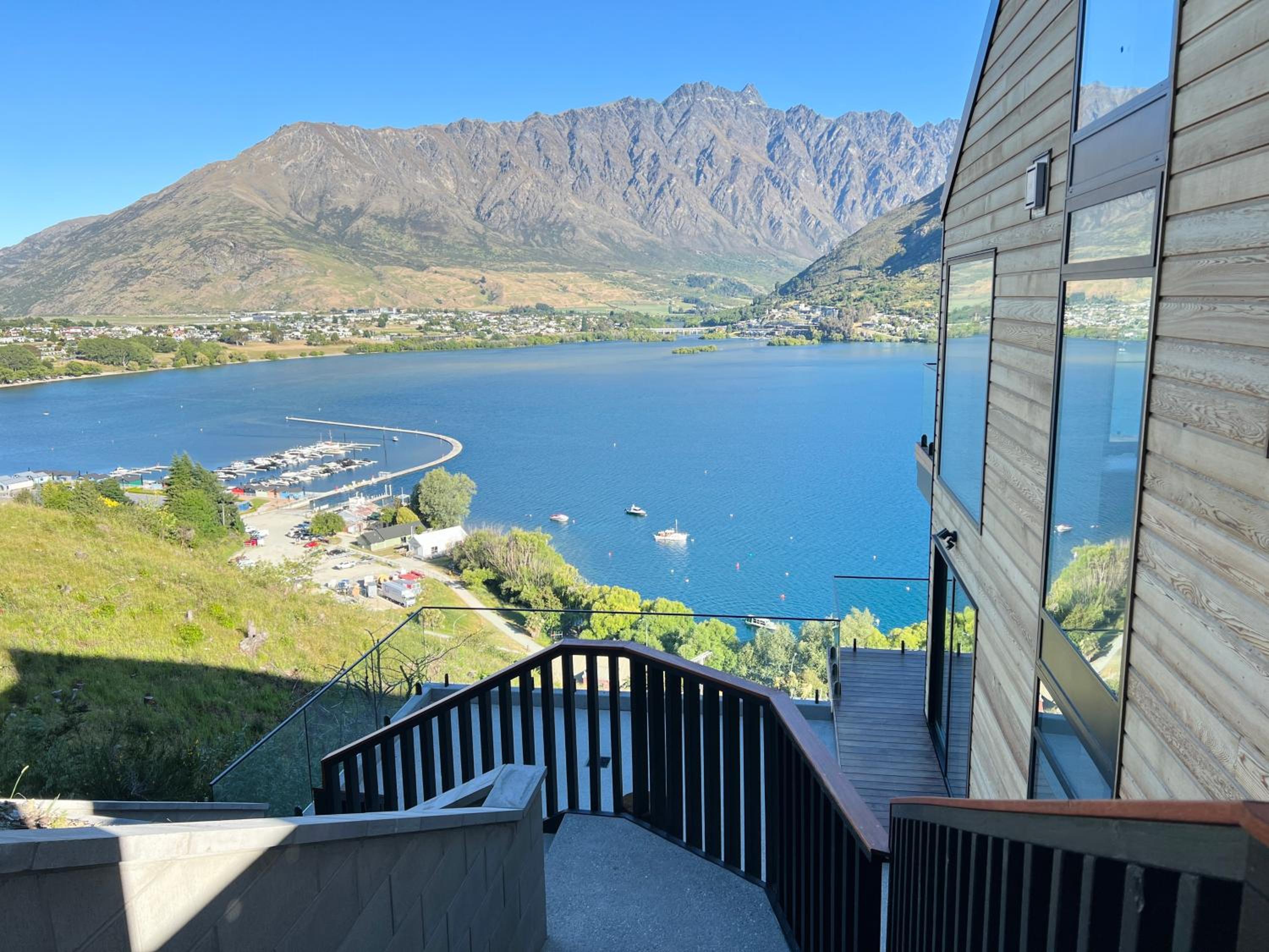 Stunning Lakeview Holiday House Queenstown