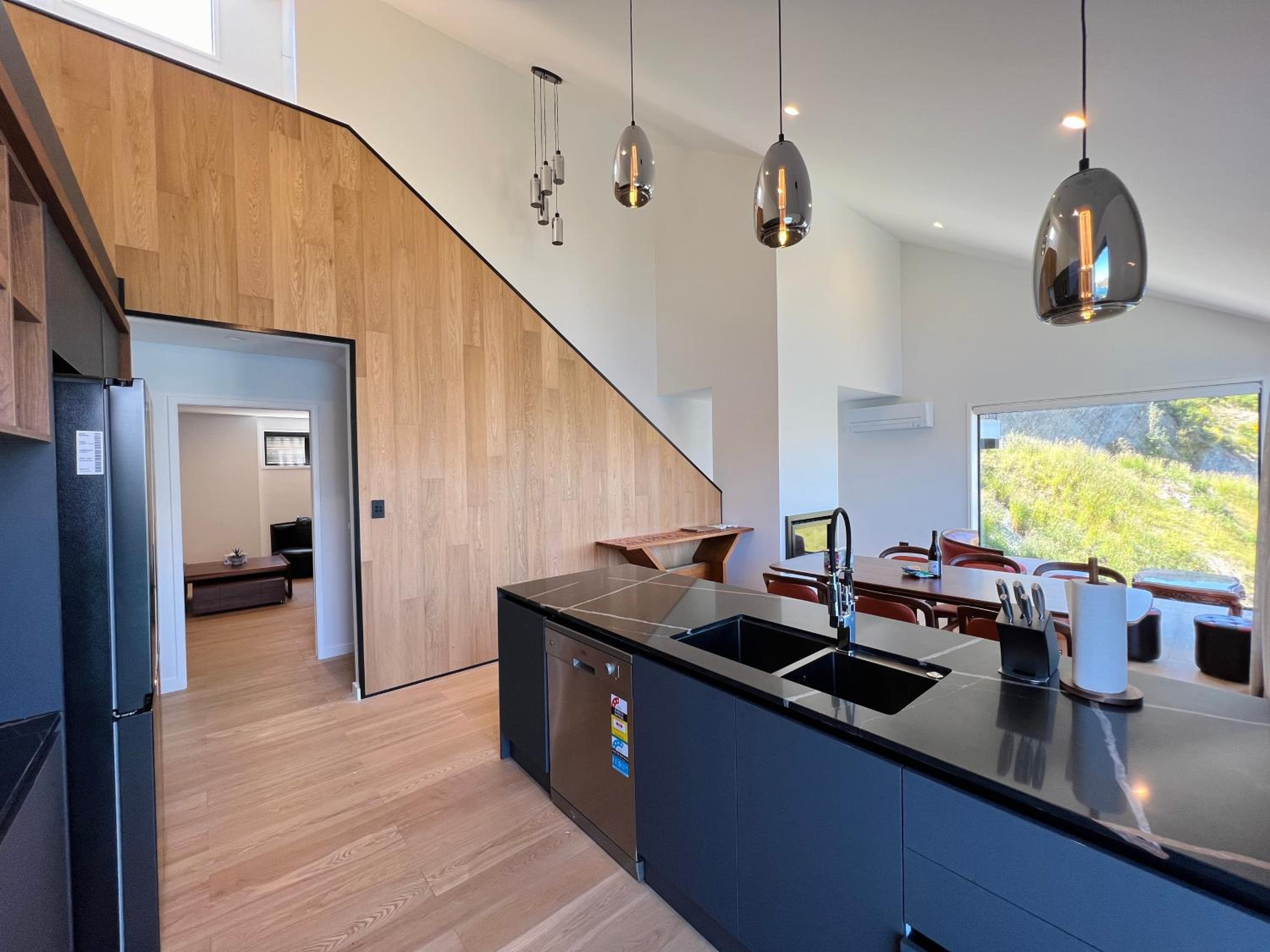 Stunning Lakeview Holiday House Queenstown