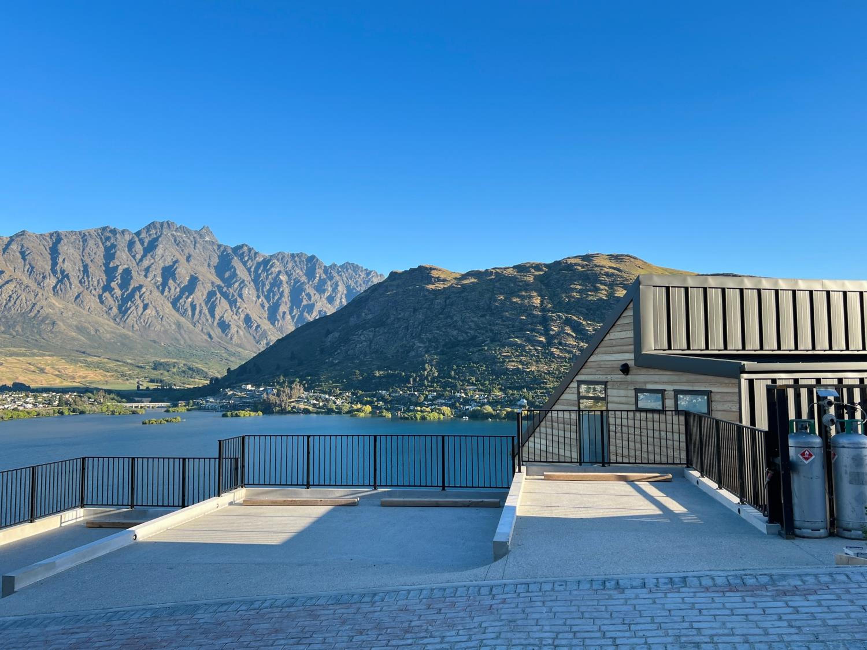 Stunning Lakeview Holiday House Queenstown