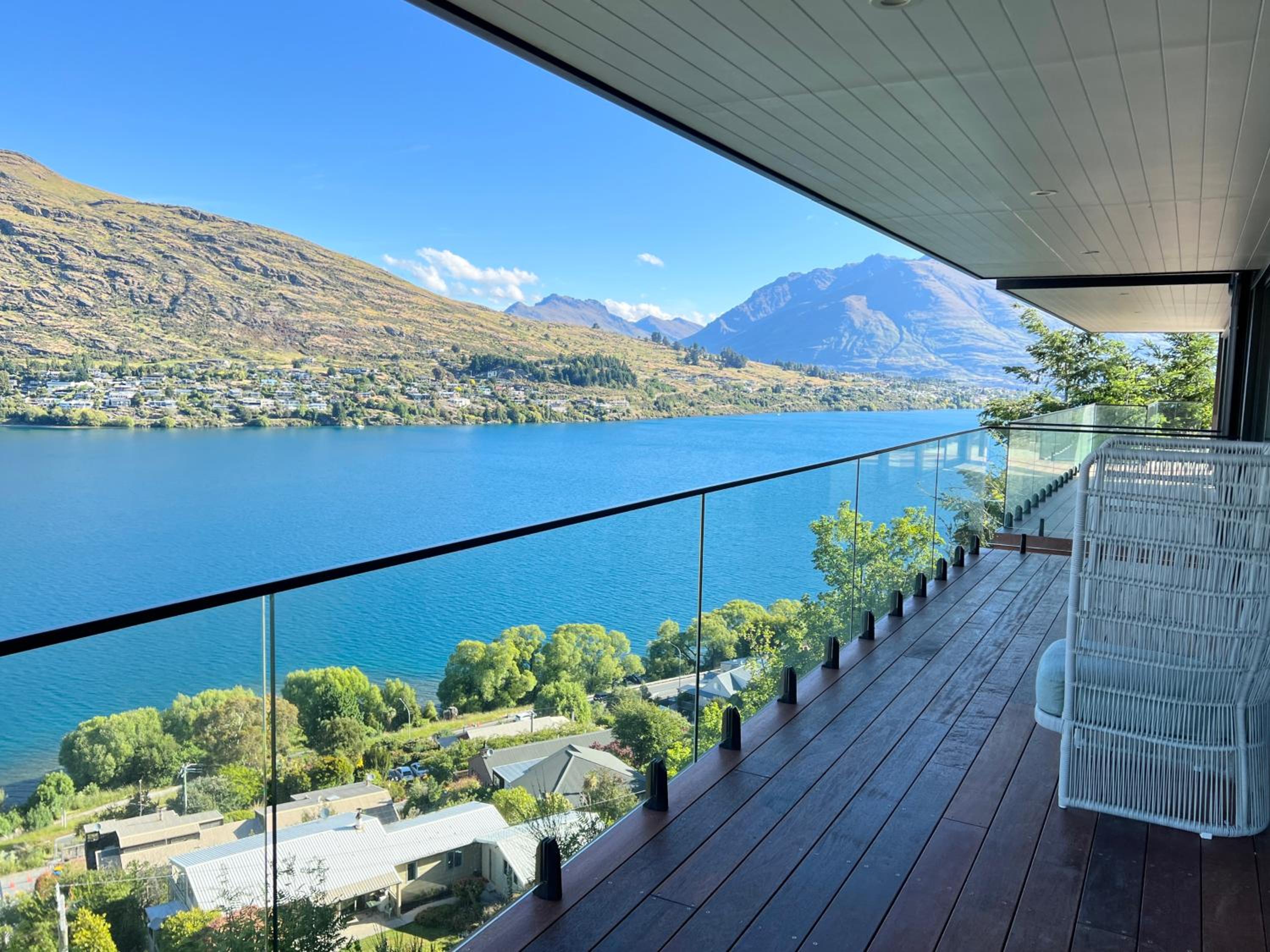 Stunning Lakeview Holiday House Queenstown