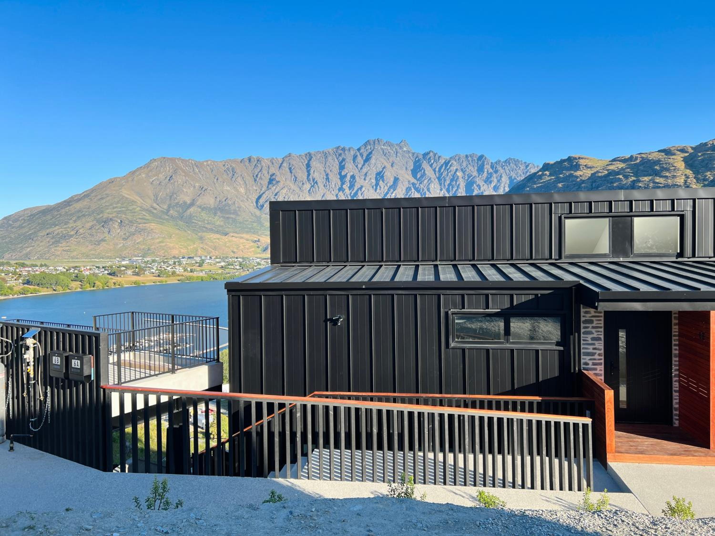 Stunning Lakeview Holiday House Queenstown
