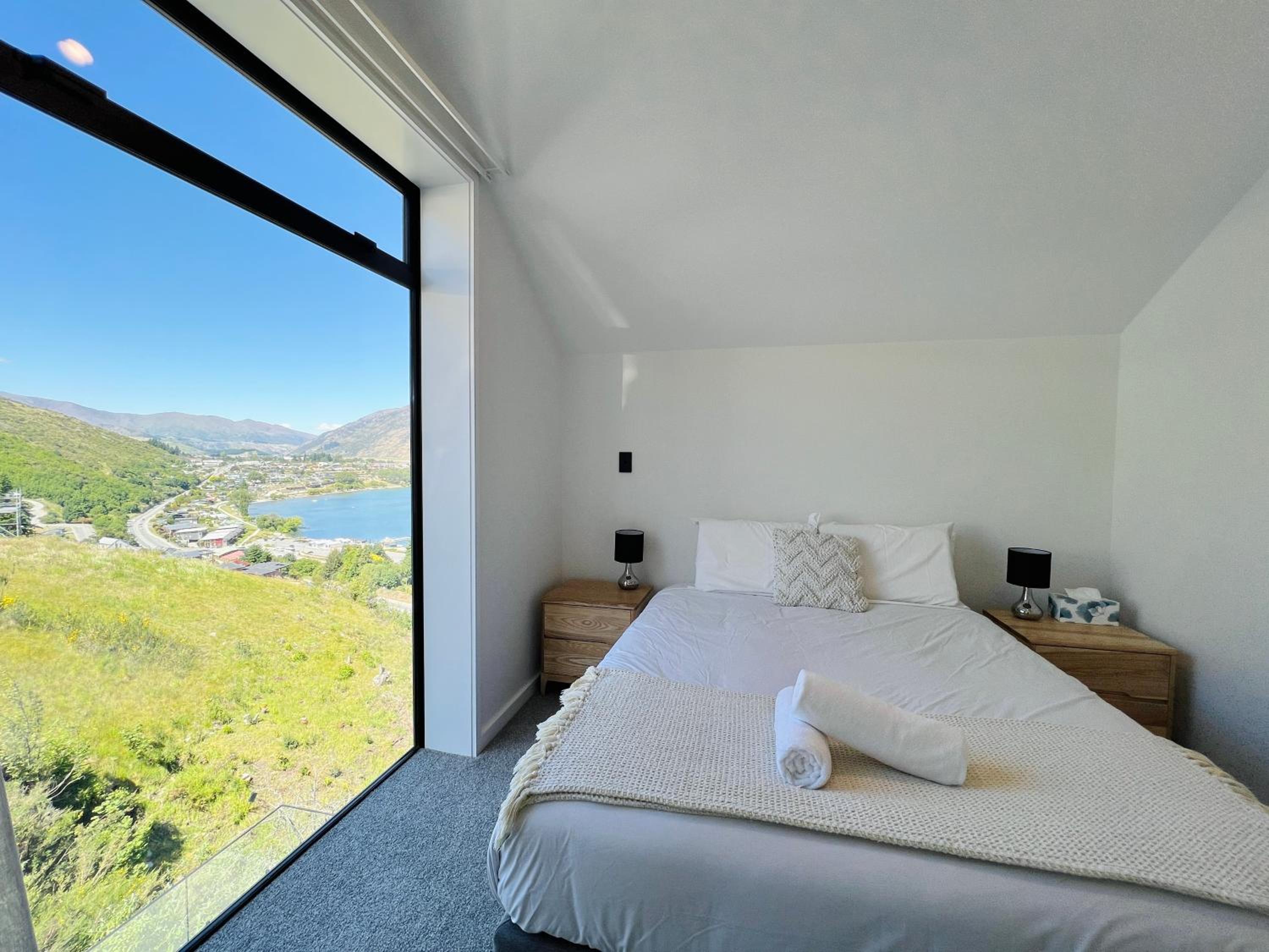 Stunning Lakeview Holiday House Queenstown