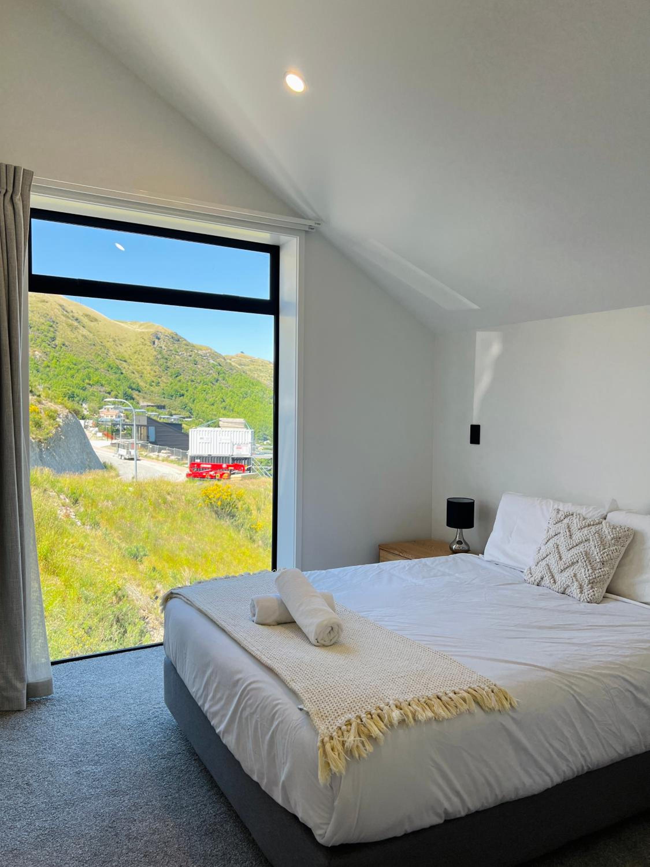 Stunning Lakeview Holiday House Queenstown
