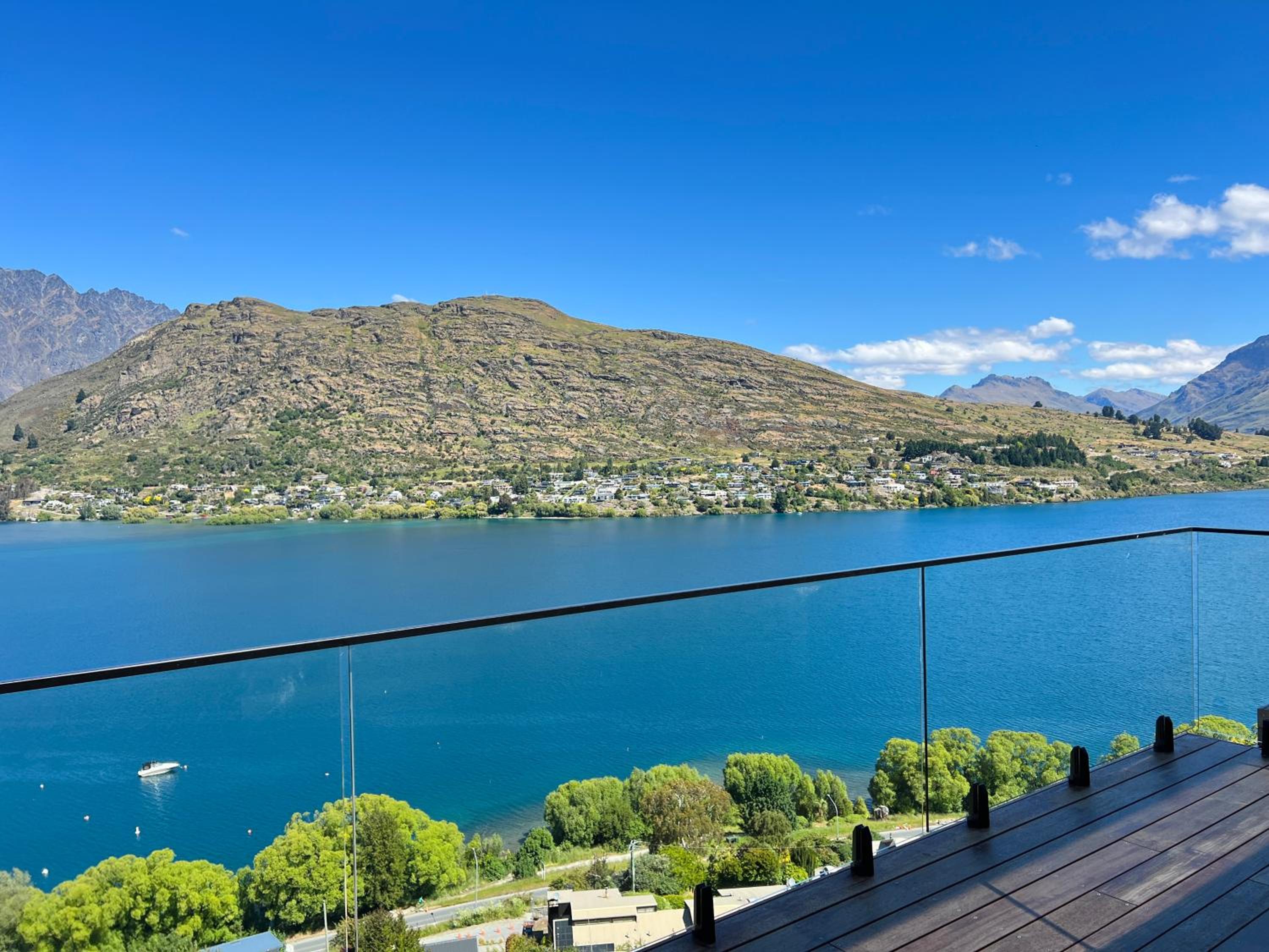 Stunning Lakeview Holiday House Queenstown