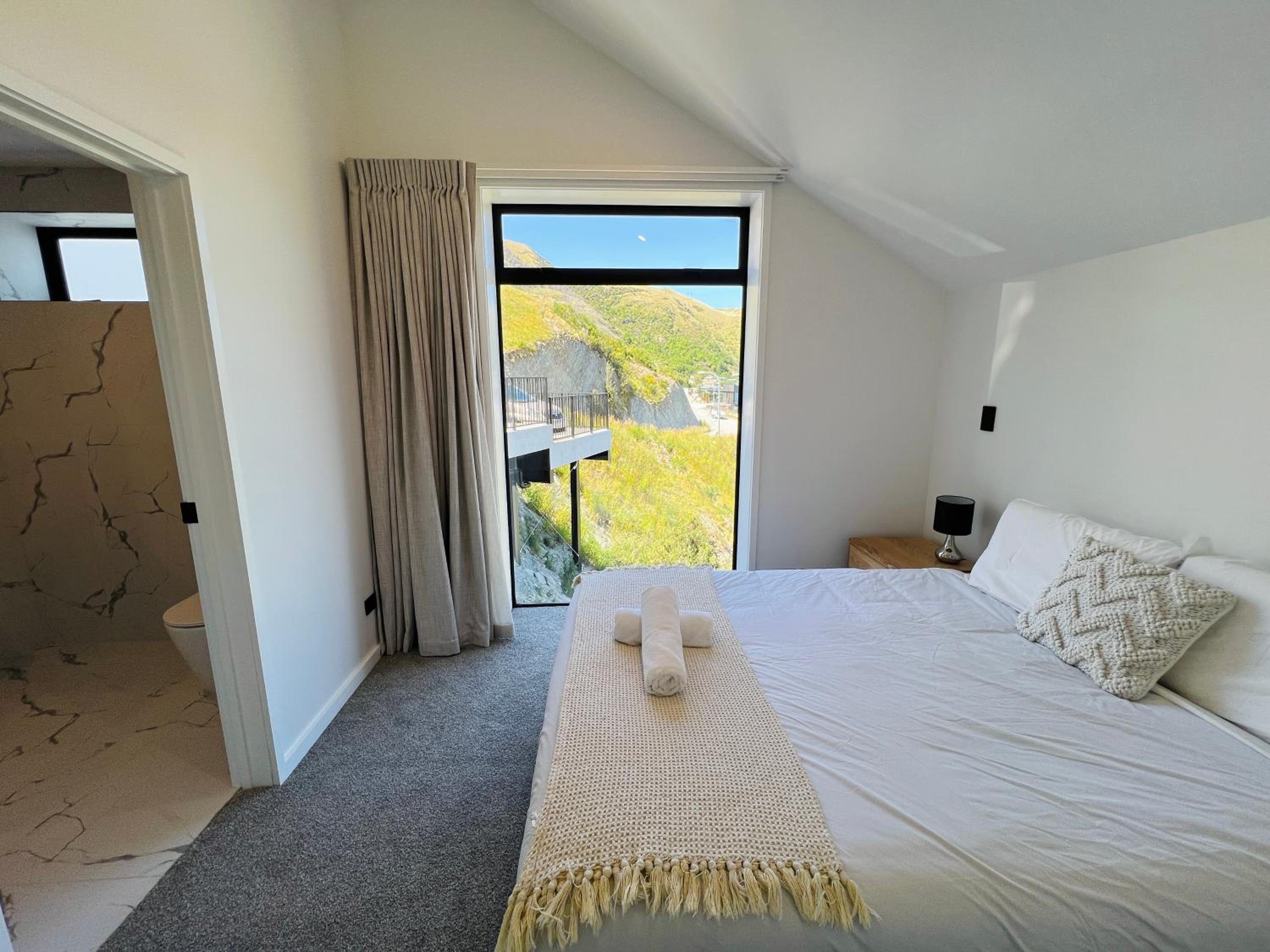Stunning Lakeview Holiday House Queenstown