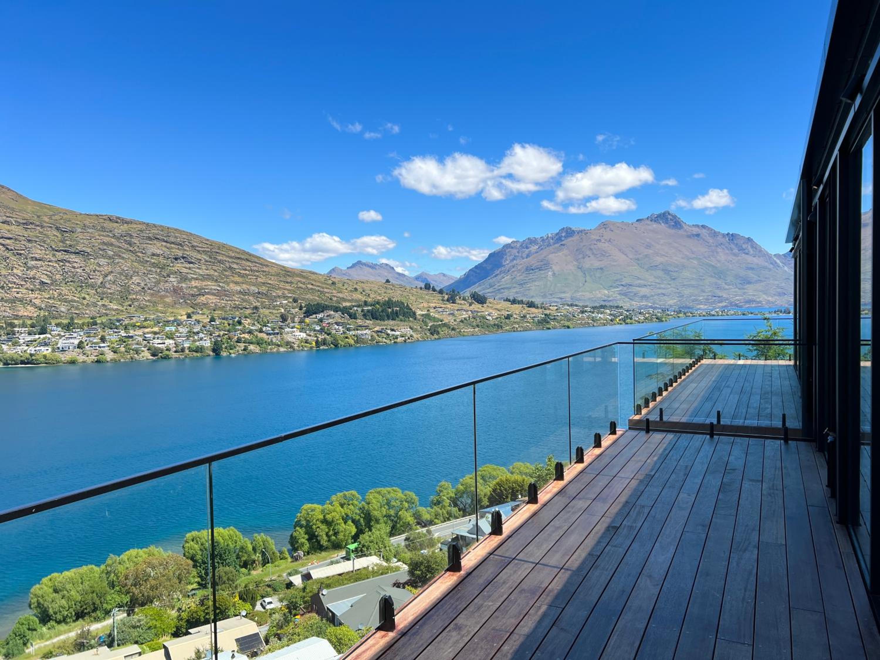 Stunning Lakeview Holiday House Queenstown
