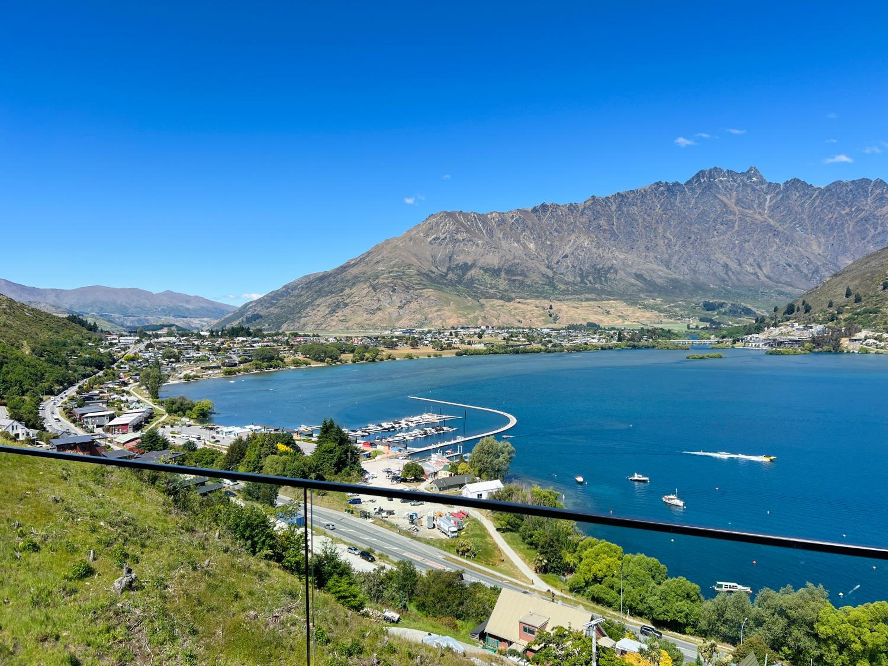 Stunning Lakeview Holiday House Queenstown