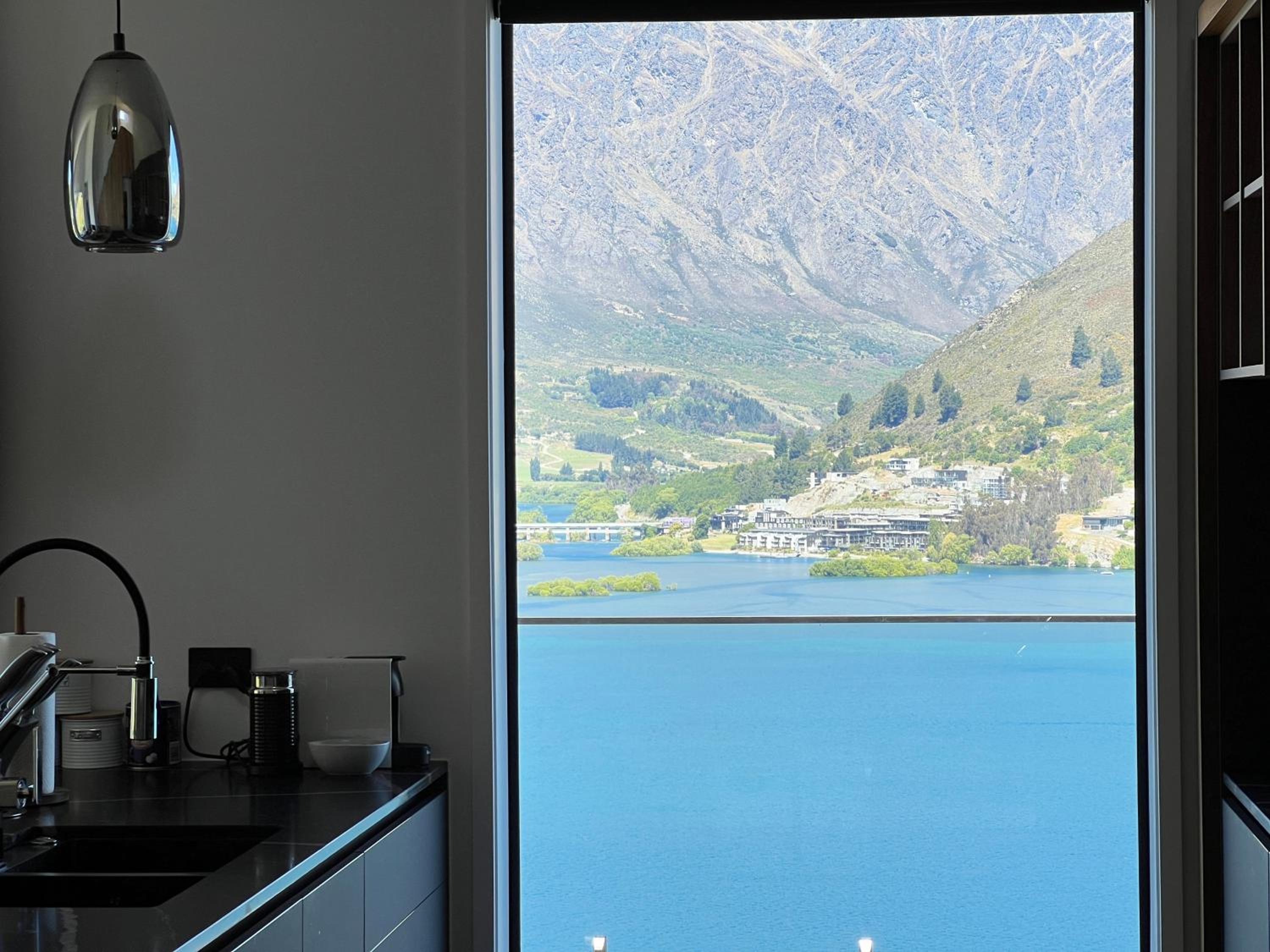 Stunning Lakeview Holiday House Queenstown