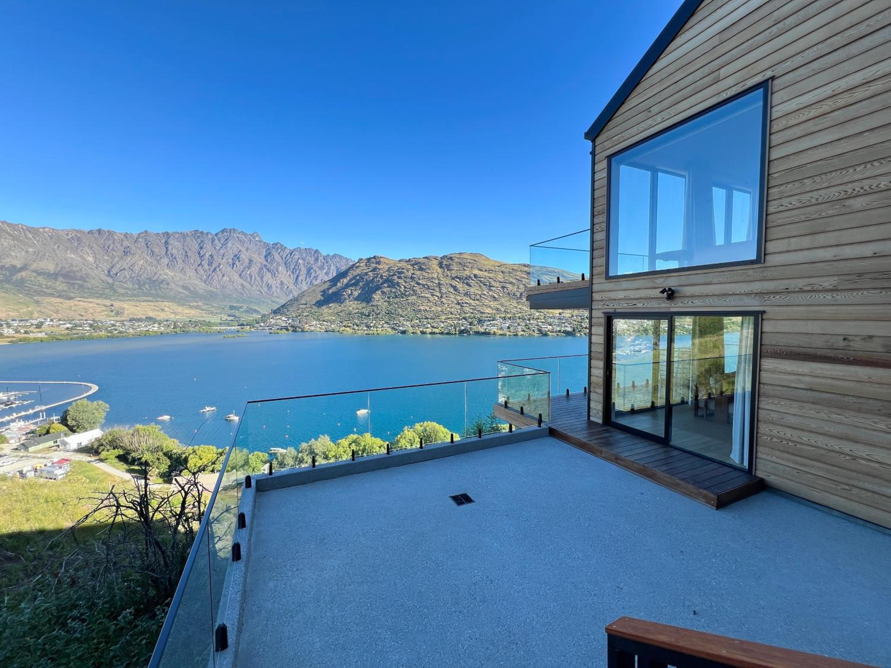 Stunning Lakeview Holiday House Queenstown