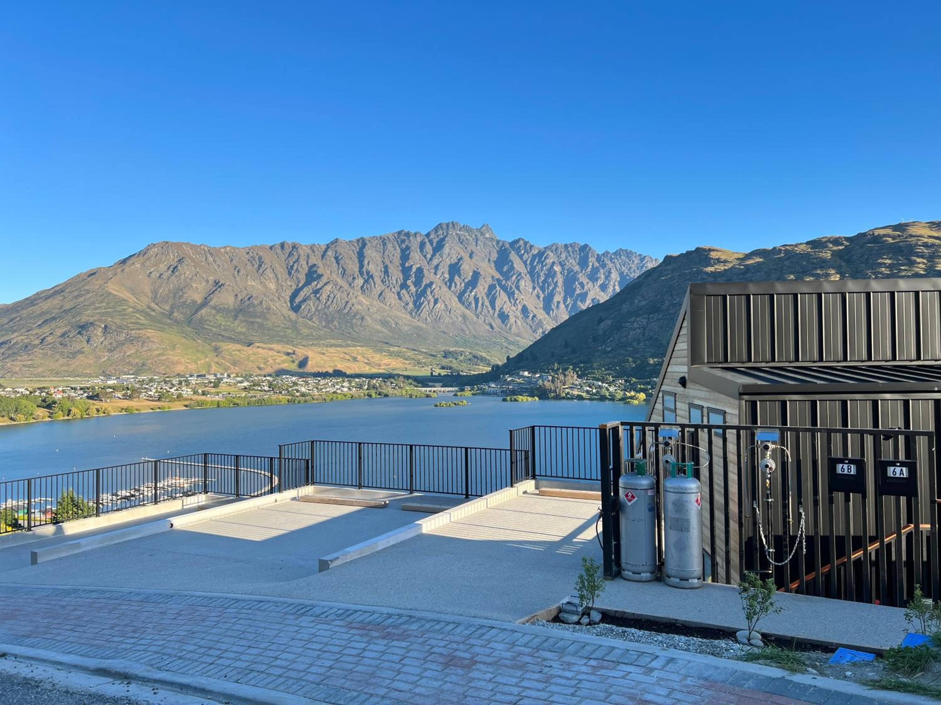 Stunning Lakeview Holiday House Queenstown