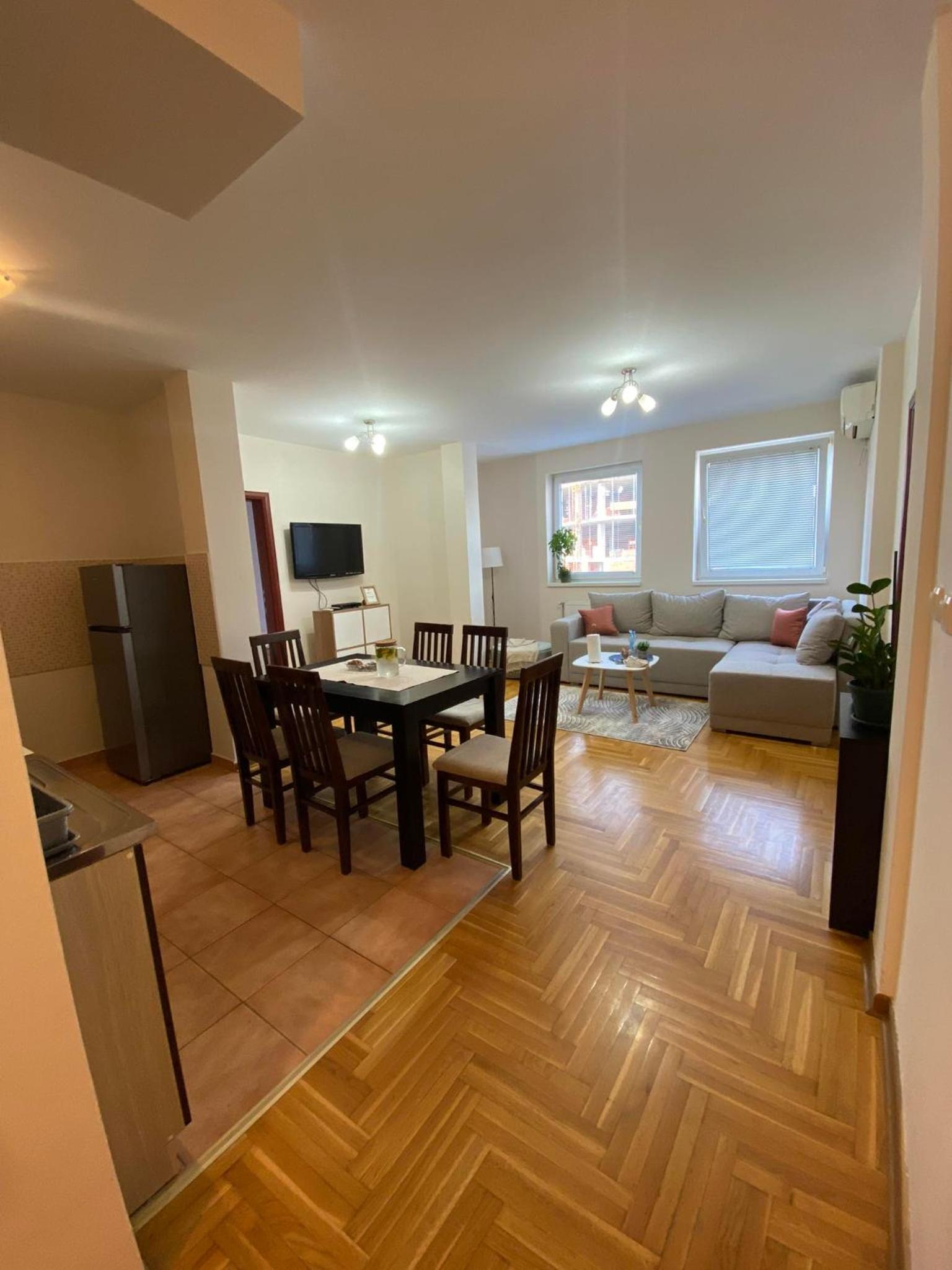 D Apartment FREE private Parking FAST Wi-fi view 4