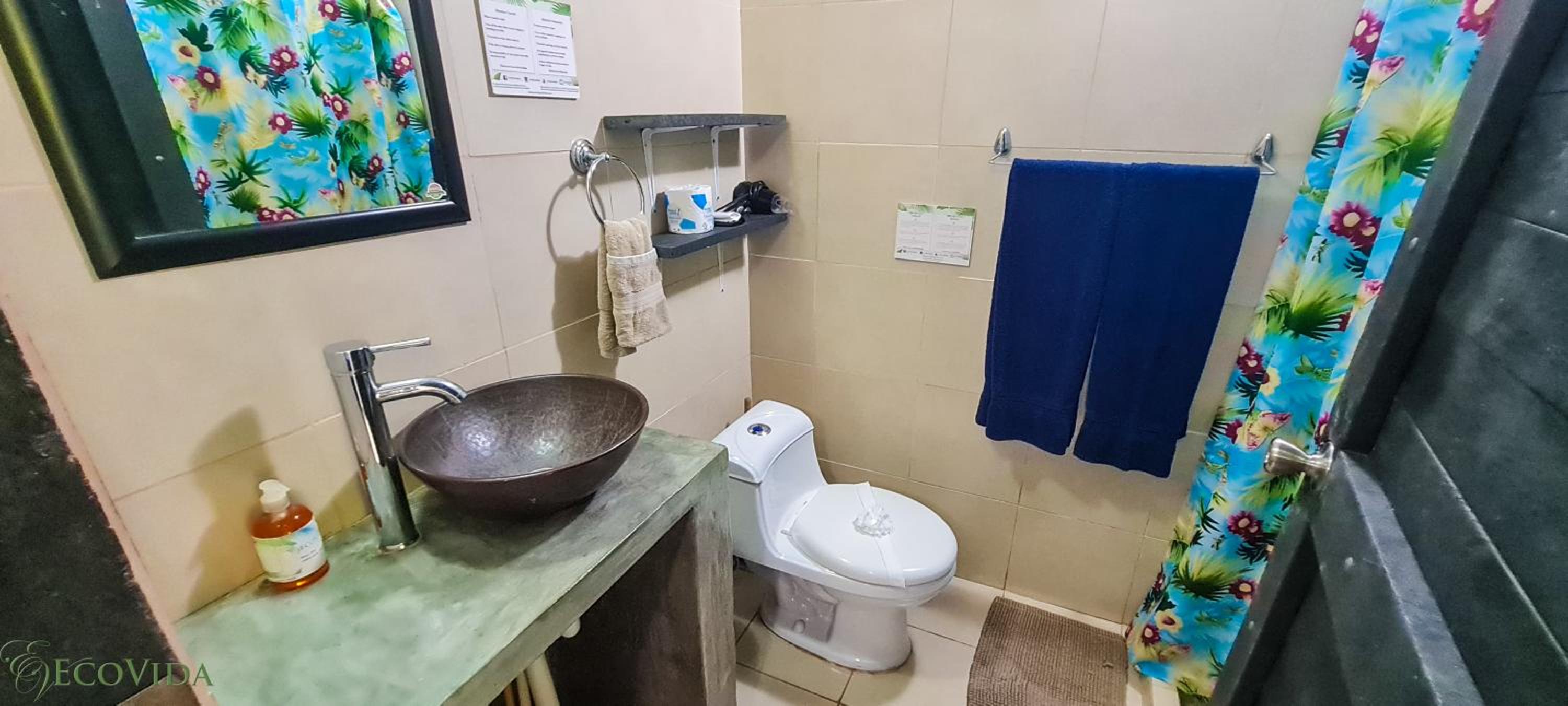 Cabina Azul in Bejuco Beach with queen bed but no air conditioning