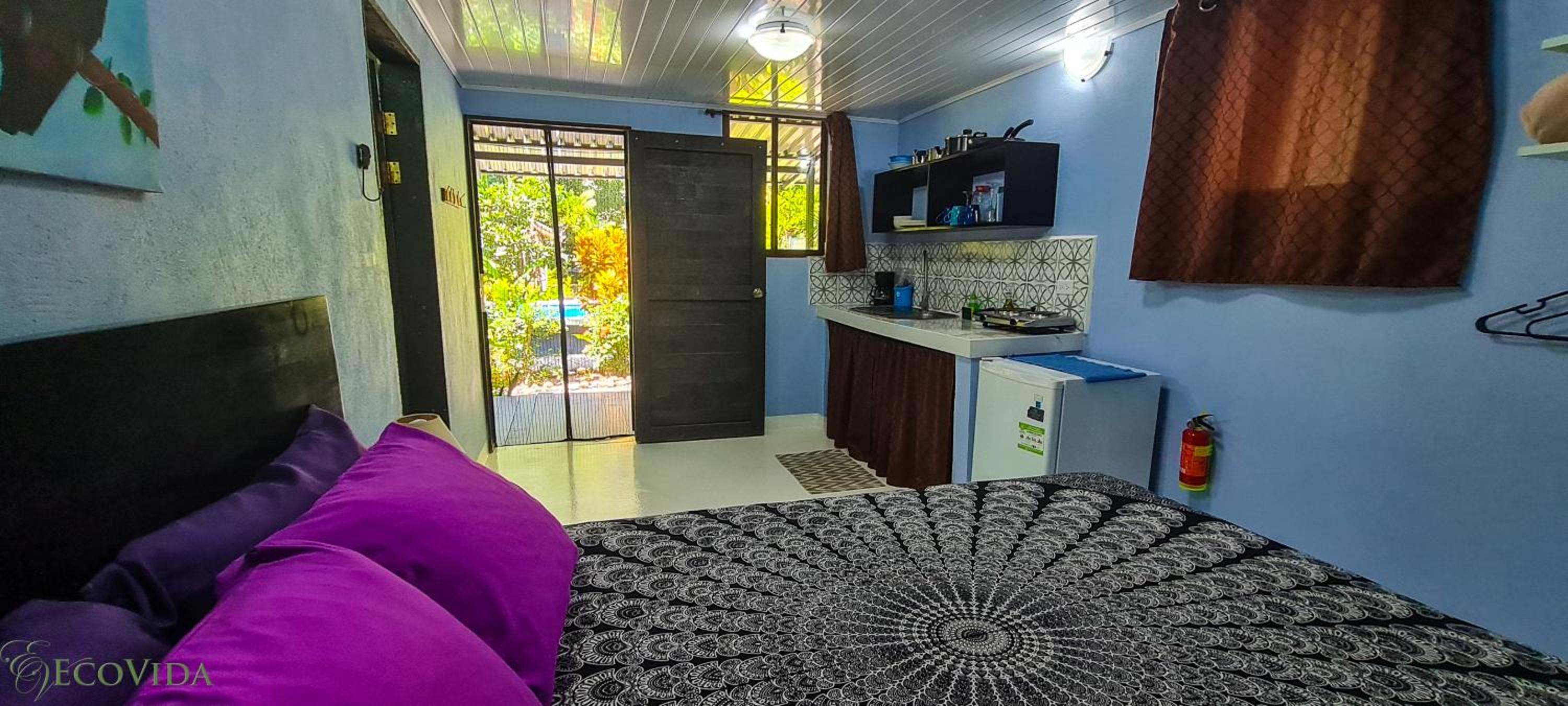 Cabina Azul in Bejuco Beach with queen bed but no air conditioning