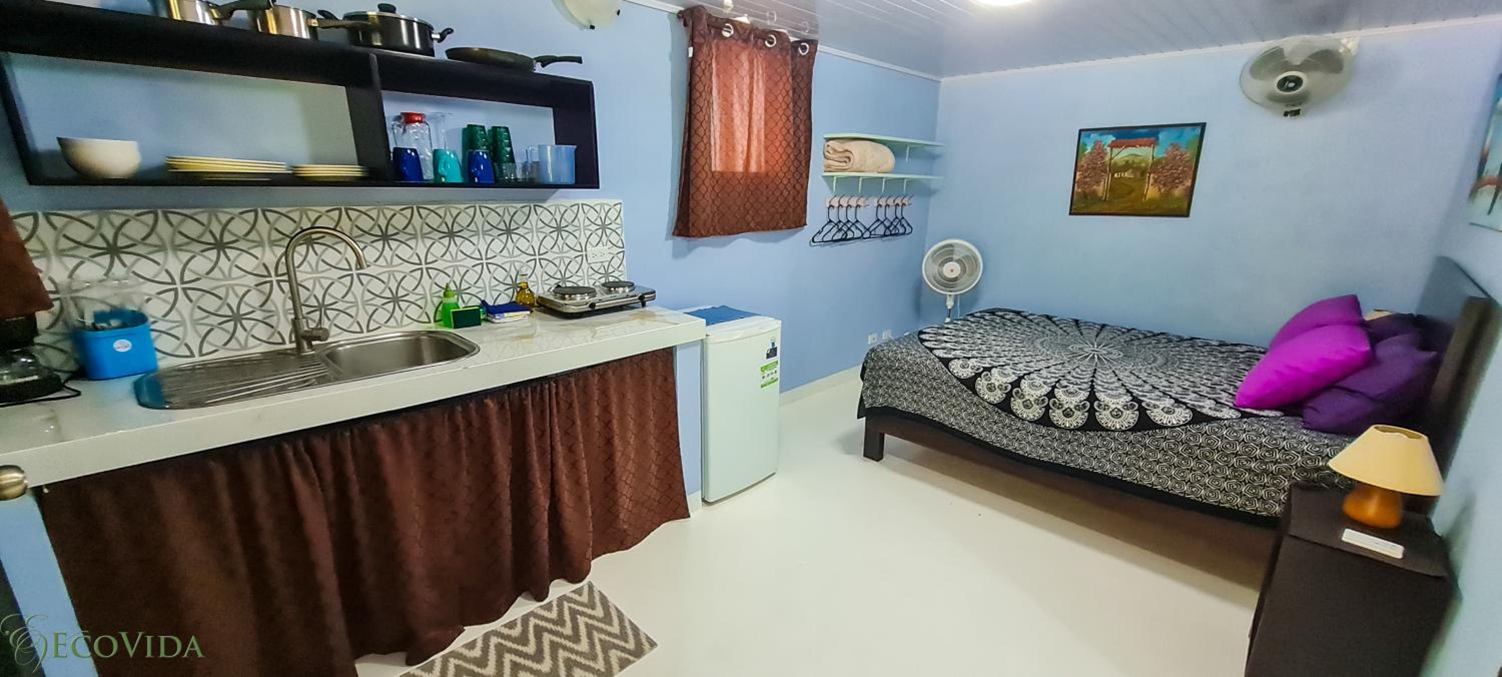 Cabina Azul in Bejuco Beach with queen bed but no air conditioning