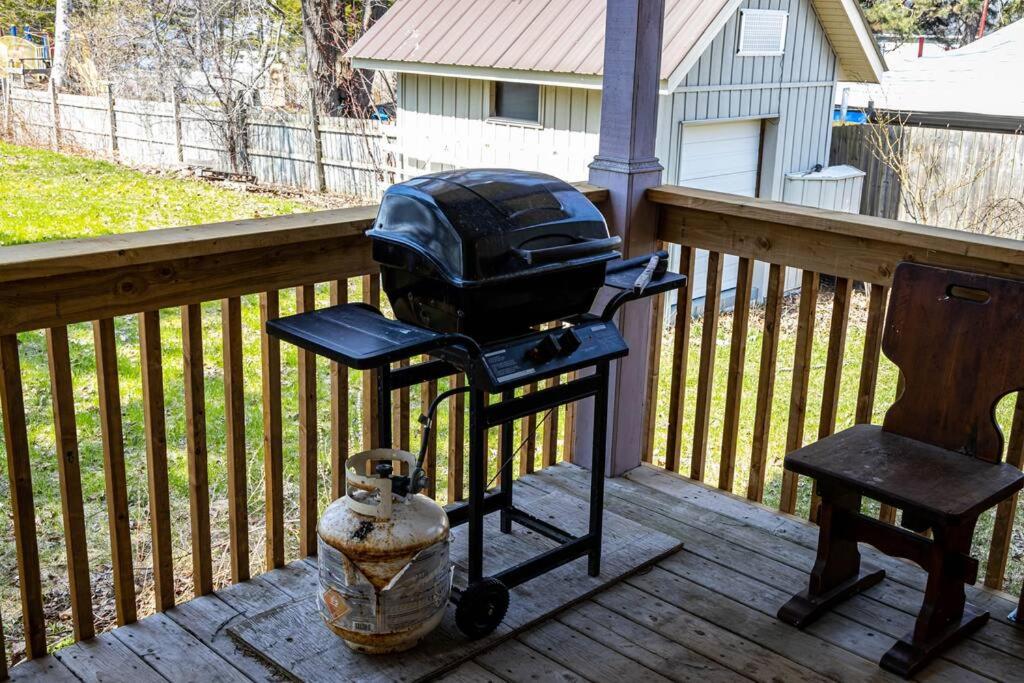 Waterfront Cottage with Sunsets, BBQ and Yard