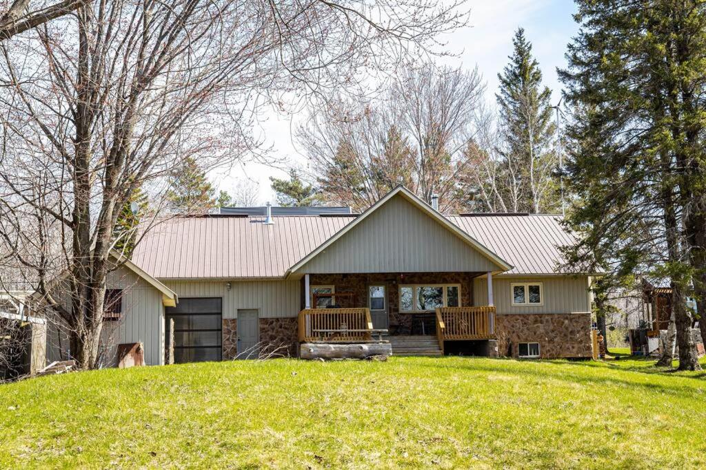 Waterfront Cottage with Sunsets, BBQ and Yard