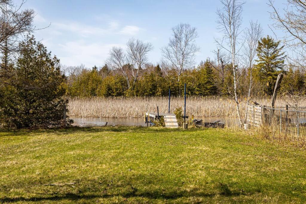 Waterfront Cottage with Sunsets, BBQ and Yard