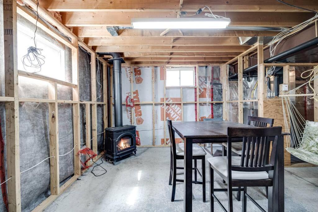 Waterfront Cottage with Sunsets, BBQ and Yard