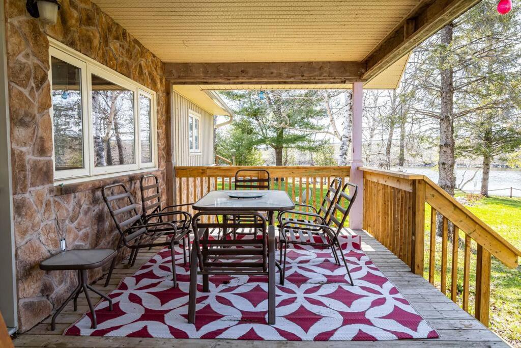 Waterfront Cottage with Sunsets, BBQ and Yard