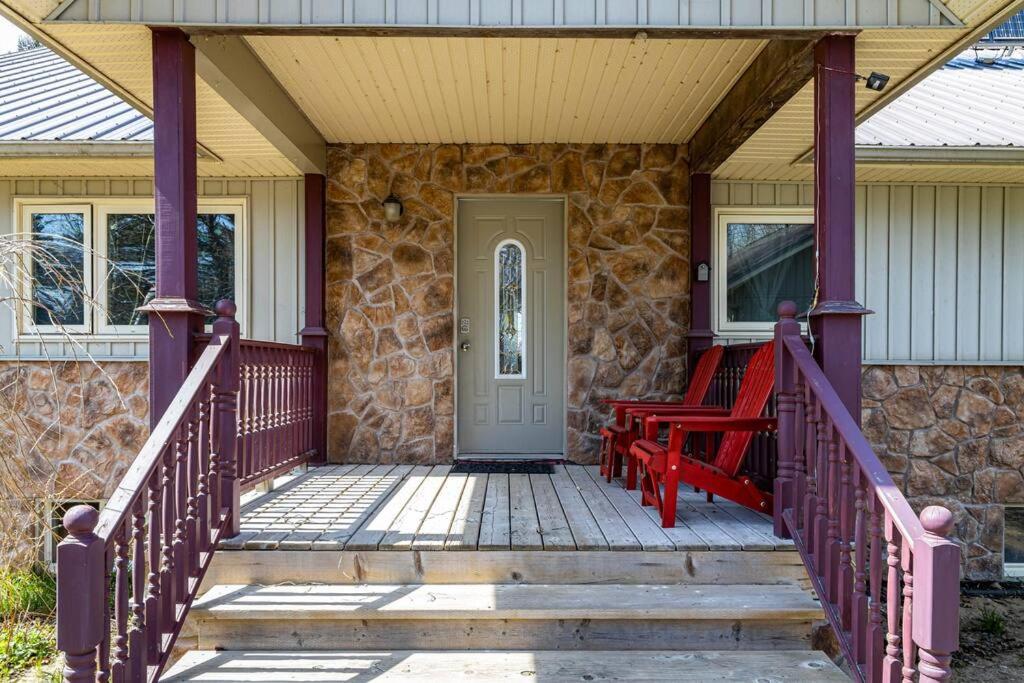 Waterfront Cottage with Sunsets, BBQ and Yard