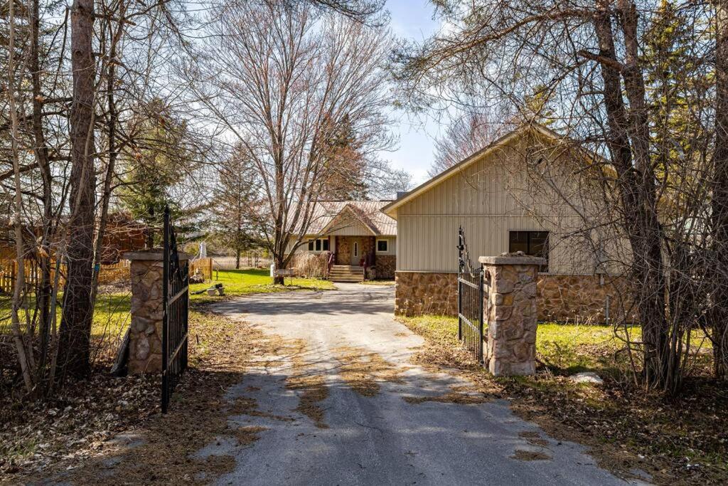 Waterfront Cottage with Sunsets, BBQ and Yard