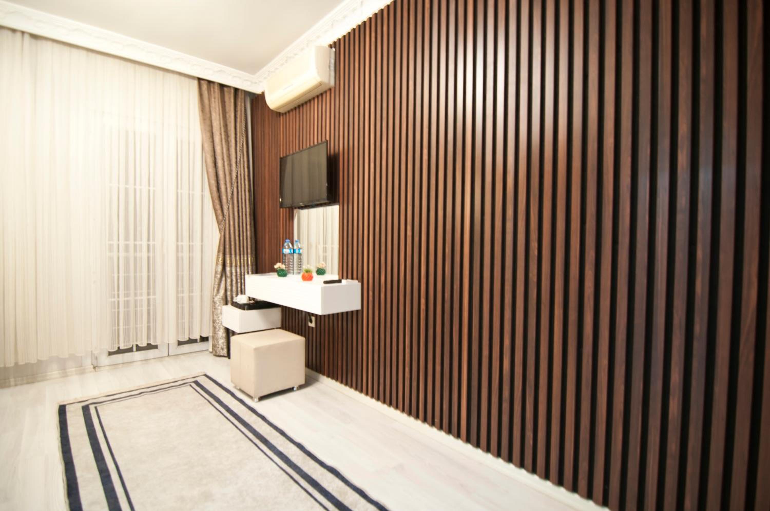 Hotel Broken Column - Image 20