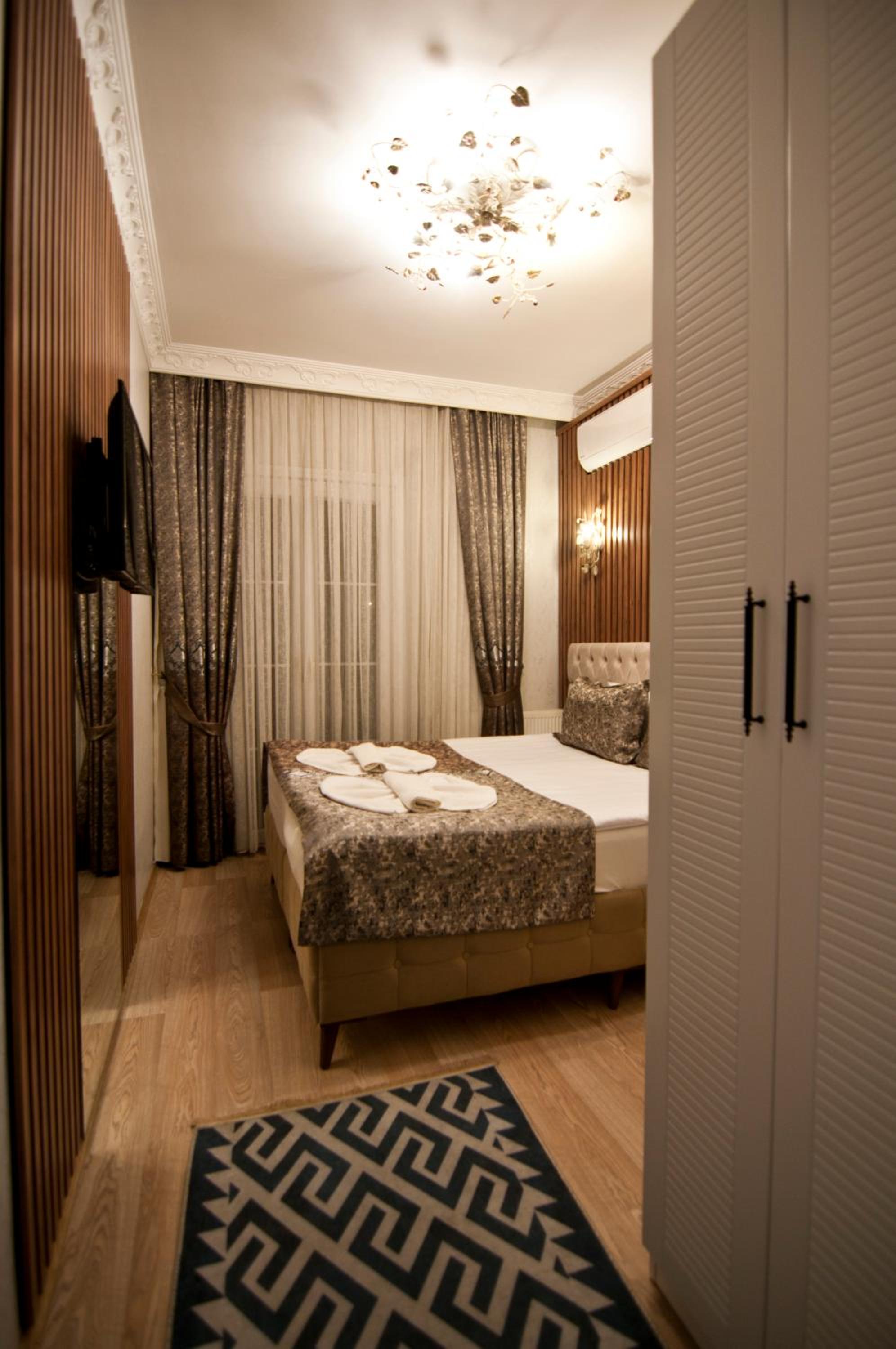 Hotel Broken Column - Image 63