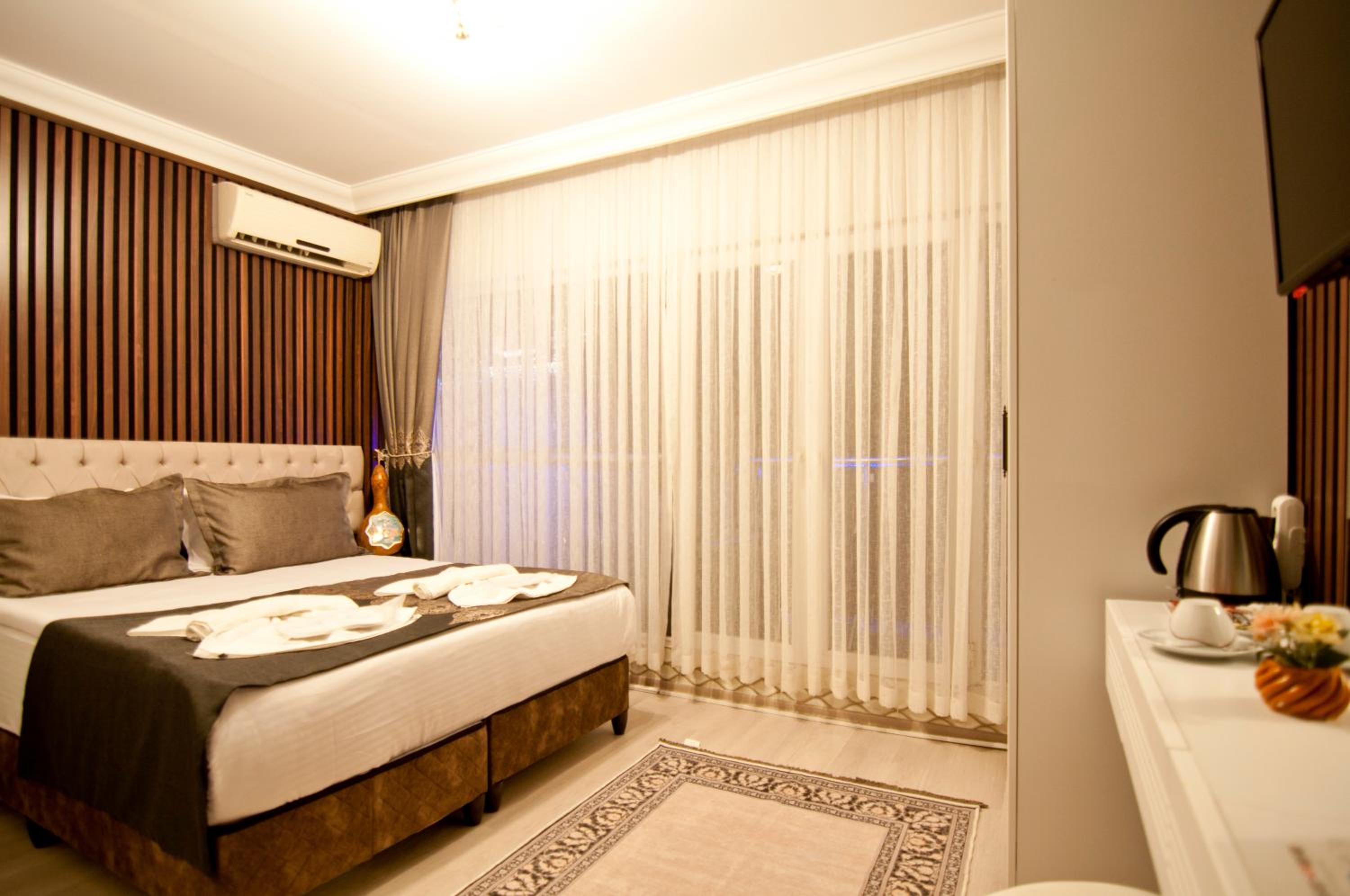 Hotel Broken Column - Image 43