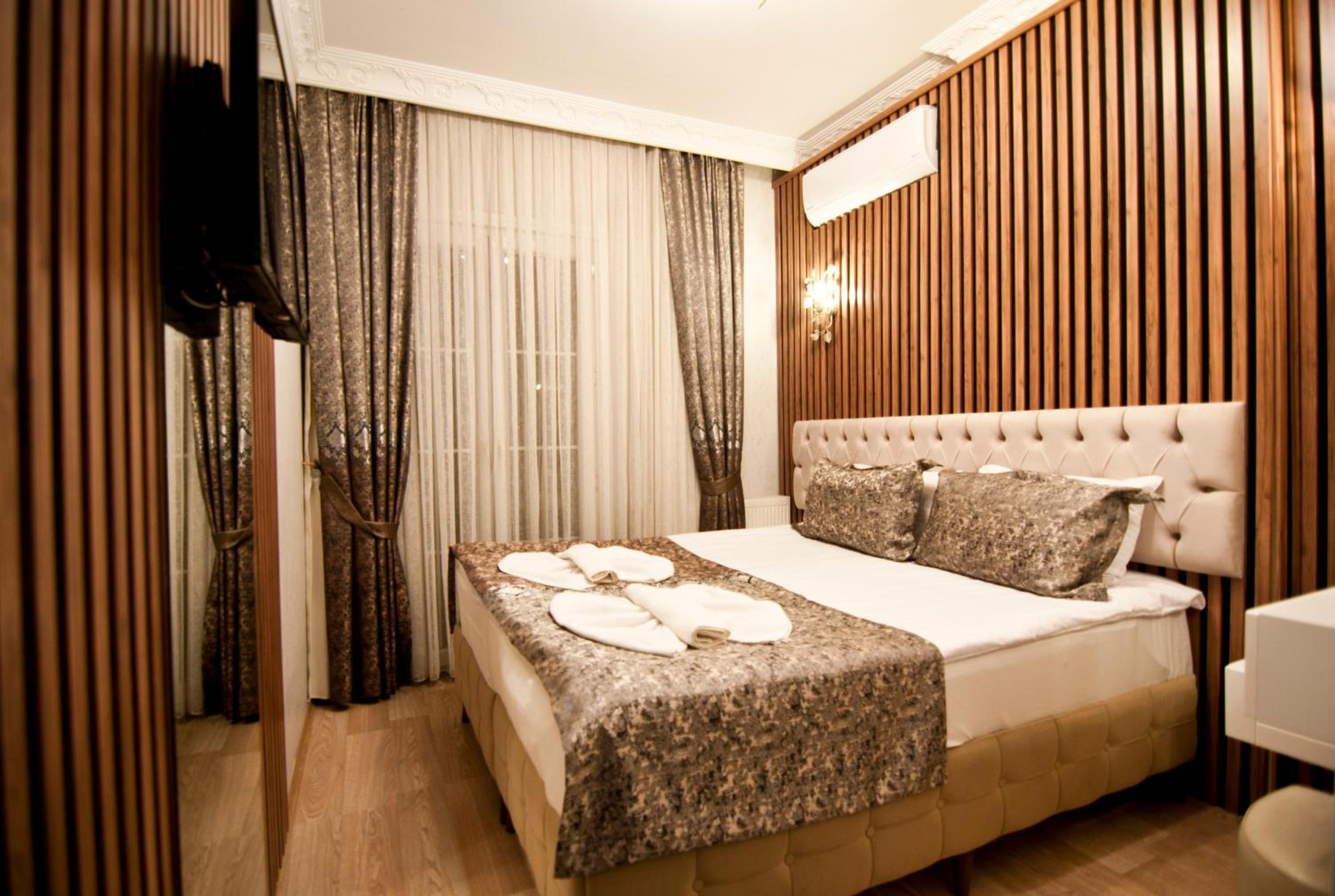 Hotel Broken Column - Image 92