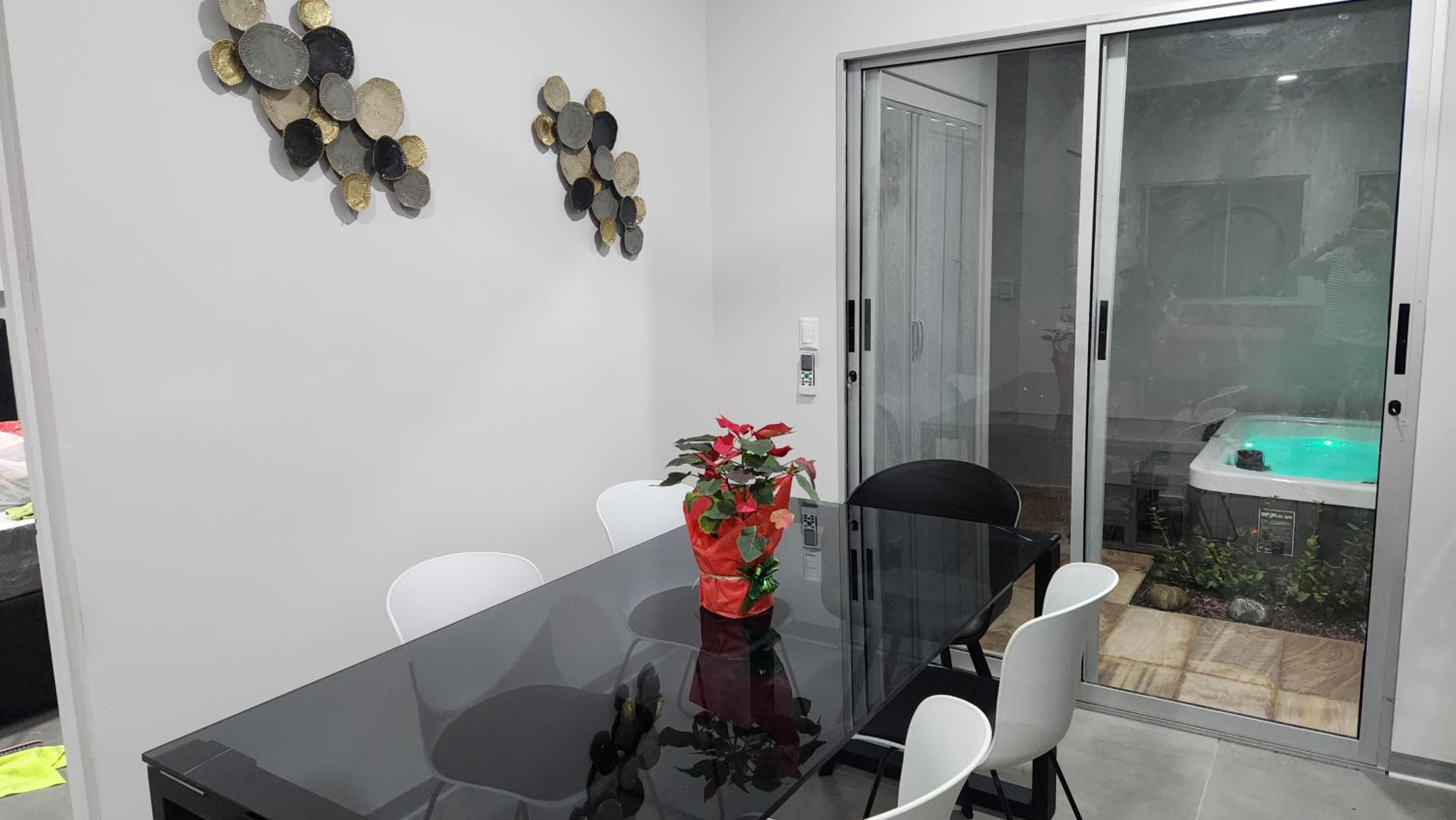 CASA MARIPOSA en Punta Leona a 500 metros de la playa FULL EQUIPADA Espacio y precio a tu medida Posibilidad de alquilar la casa entera, dos apartamentos a