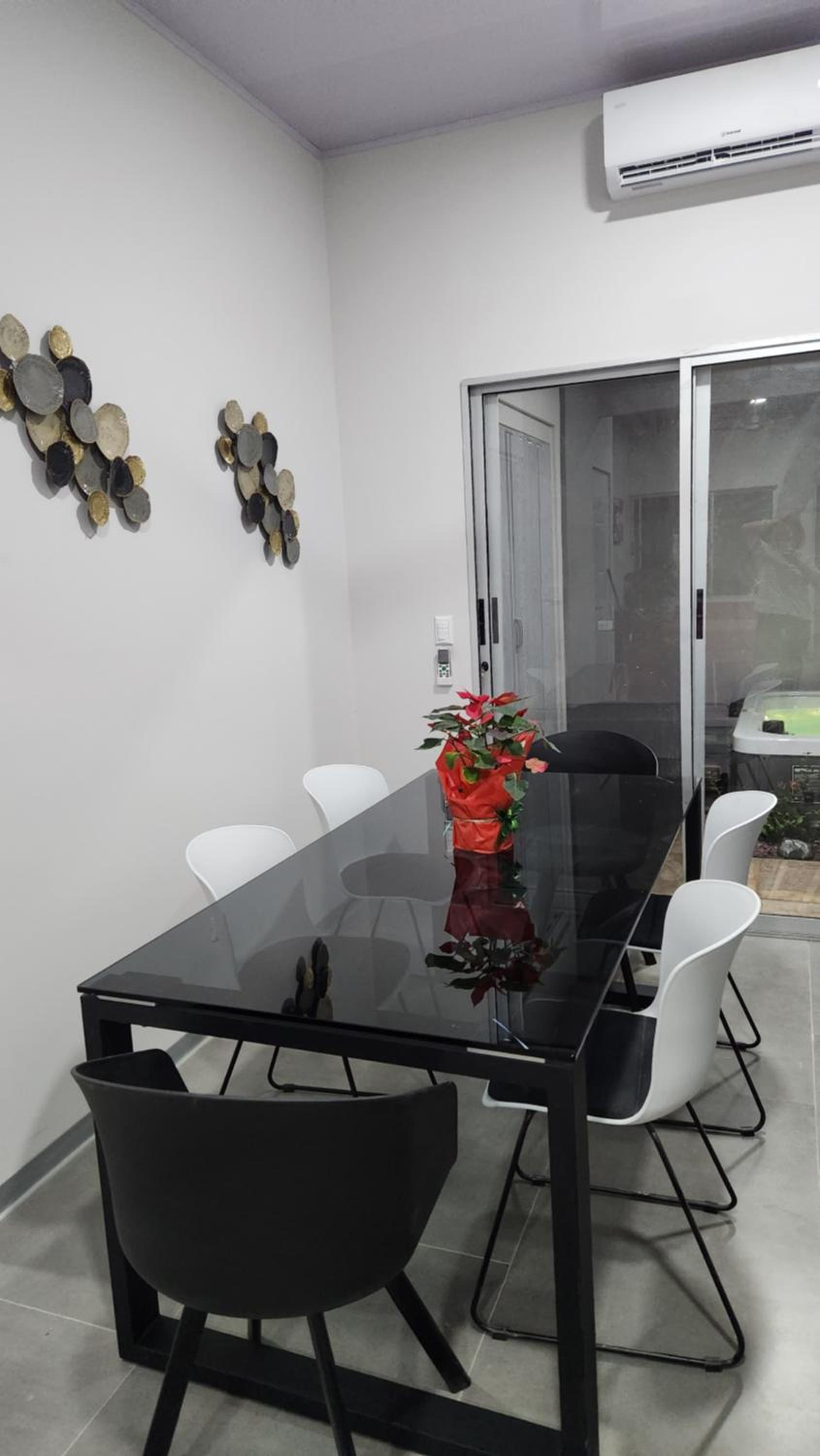 CASA MARIPOSA en Punta Leona a 500 metros de la playa FULL EQUIPADA Espacio y precio a tu medida Posibilidad de alquilar la casa entera, dos apartamentos a