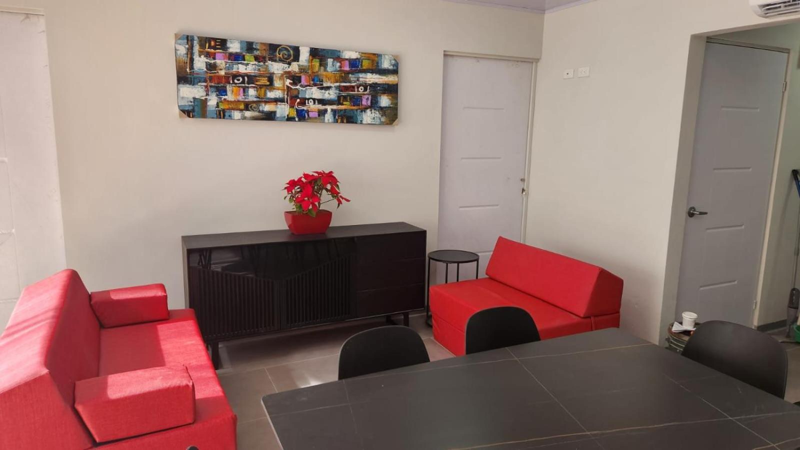 CASA MARIPOSA en Punta Leona a 500 metros de la playa FULL EQUIPADA Espacio y precio a tu medida Posibilidad de alquilar la casa entera, dos apartamentos a
