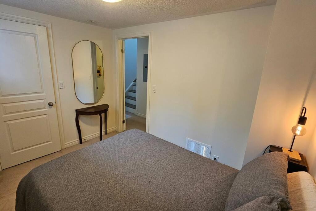 Modern 2BR Townhouse w Patio & Free Parking Family & Work Stays